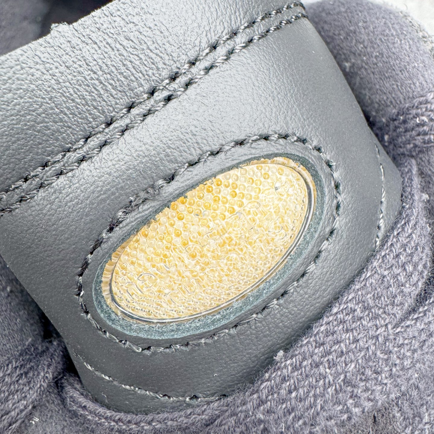 图片[13]-＃G版纯原 New Balance M2002RDB 新百伦潮流复古织物皮革减震防滑耐磨轻便低帮跑步鞋 灰碳色 基于市场现有版本全新升级调整 NB市场最强产物 全套原楦原纸板原厂数据开发 全鞋电脑针车加持 原厂网布 原装进口头层翻毛皮料正确绒感卡色 正确中底拉帮中底网布细节 一比一手工擦旧效果 冲裁组合 匠心打造 耗时两个月开发完成 工艺极其复杂难度可想而知 新开独立私模大底 全网唯一正确做旧组合大底 高端零售专供产物 尺码：36 37 37.5 38 38.5 39.5 40 40.5 41.5 42 42.5 43 44 44.5 45 45.5 46.5 47-选品中心