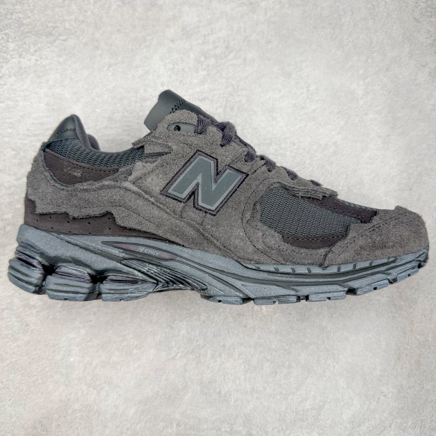 图片[4]-＃G版纯原 New Balance M2002R 新百伦潮流复古织物皮革减震防滑耐磨轻便低帮跑步鞋 灰碳色 基于市场现有版本全新升级调整 NB市场最强产物 全套原楦原纸板原厂数据开发 全鞋电脑针车加持 原厂网布 原装进口头层翻毛皮料正确绒感卡色 正确中底拉帮中底网布细节 一比一手工擦旧效果 冲裁组合 匠心打造 耗时两个月开发完成 工艺极其复杂难度可想而知 新开独立私模大底 全网唯一正确做旧组合大底 高端零售专供产物 尺码：36 37 37.5 38 38.5 39.5 40 40.5 41.5 42 42.5 43 44 44.5 45 45.5 46.5 47-选品中心