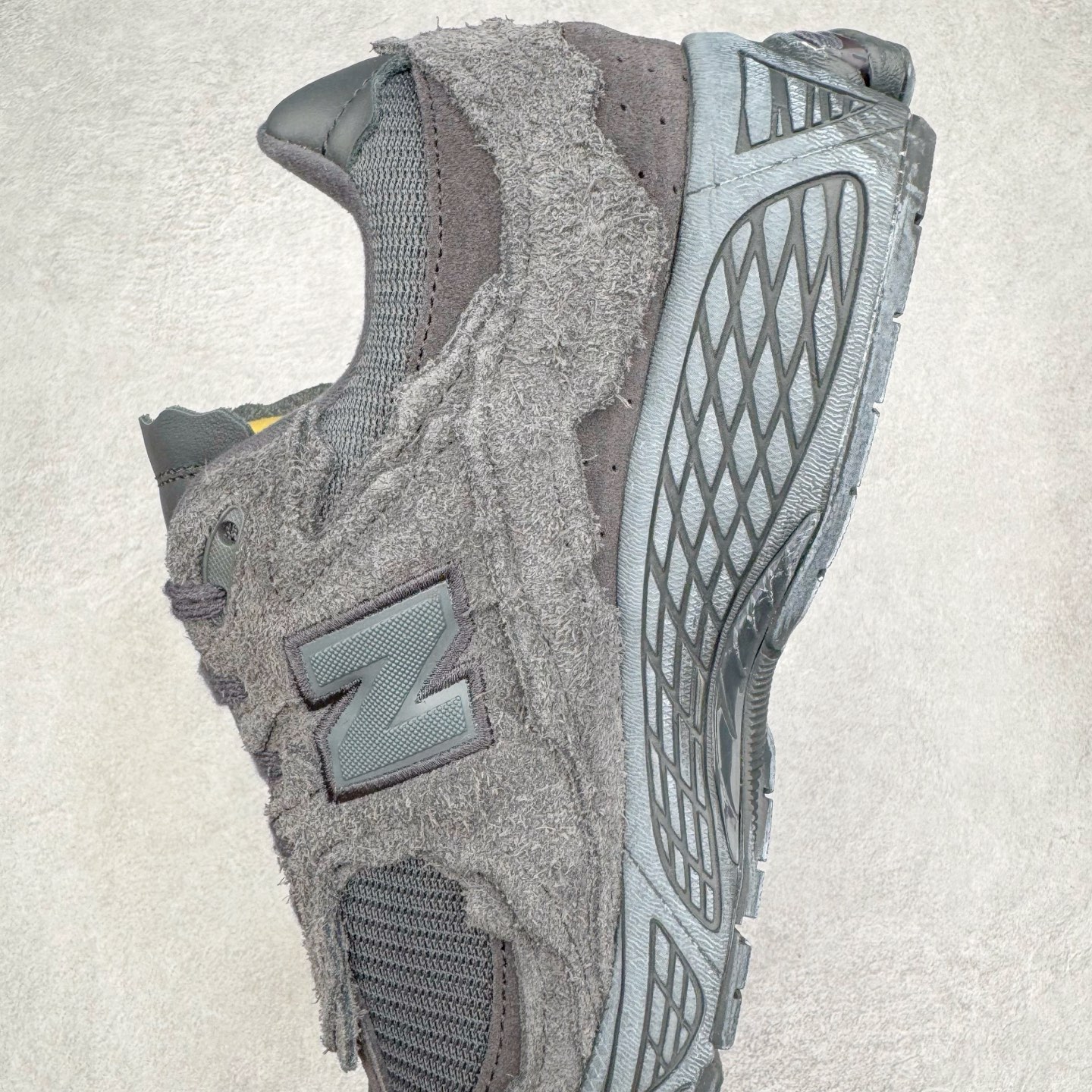 图片[7]-＃G版纯原 New Balance M2002RDB 新百伦潮流复古织物皮革减震防滑耐磨轻便低帮跑步鞋 灰碳色 基于市场现有版本全新升级调整 NB市场最强产物 全套原楦原纸板原厂数据开发 全鞋电脑针车加持 原厂网布 原装进口头层翻毛皮料正确绒感卡色 正确中底拉帮中底网布细节 一比一手工擦旧效果 冲裁组合 匠心打造 耗时两个月开发完成 工艺极其复杂难度可想而知 新开独立私模大底 全网唯一正确做旧组合大底 高端零售专供产物 尺码：36 37 37.5 38 38.5 39.5 40 40.5 41.5 42 42.5 43 44 44.5 45 45.5 46.5 47-选品中心