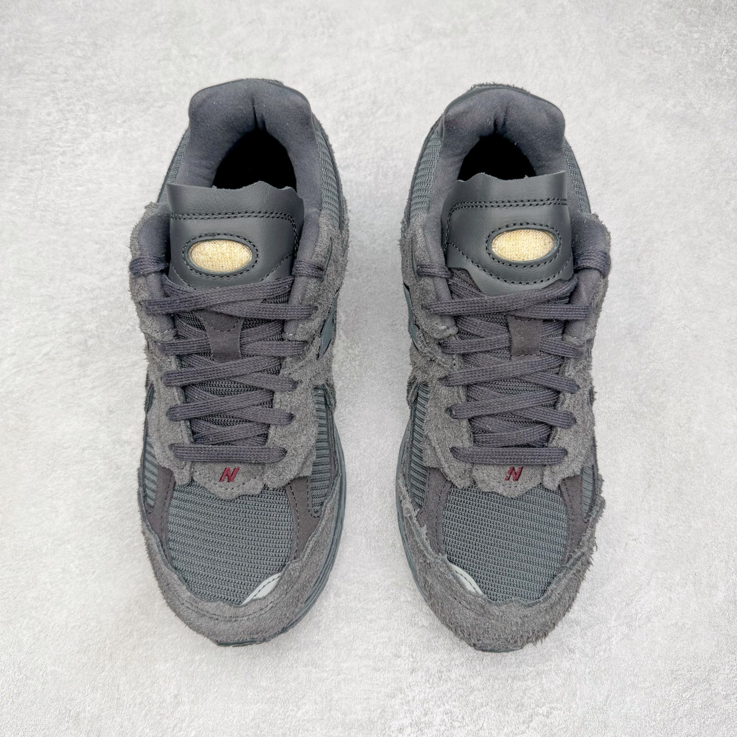 图片[2]-＃G版纯原 New Balance M2002RDB 新百伦潮流复古织物皮革减震防滑耐磨轻便低帮跑步鞋 灰碳色 基于市场现有版本全新升级调整 NB市场最强产物 全套原楦原纸板原厂数据开发 全鞋电脑针车加持 原厂网布 原装进口头层翻毛皮料正确绒感卡色 正确中底拉帮中底网布细节 一比一手工擦旧效果 冲裁组合 匠心打造 耗时两个月开发完成 工艺极其复杂难度可想而知 新开独立私模大底 全网唯一正确做旧组合大底 高端零售专供产物 尺码：36 37 37.5 38 38.5 39.5 40 40.5 41.5 42 42.5 43 44 44.5 45 45.5 46.5 47-选品中心