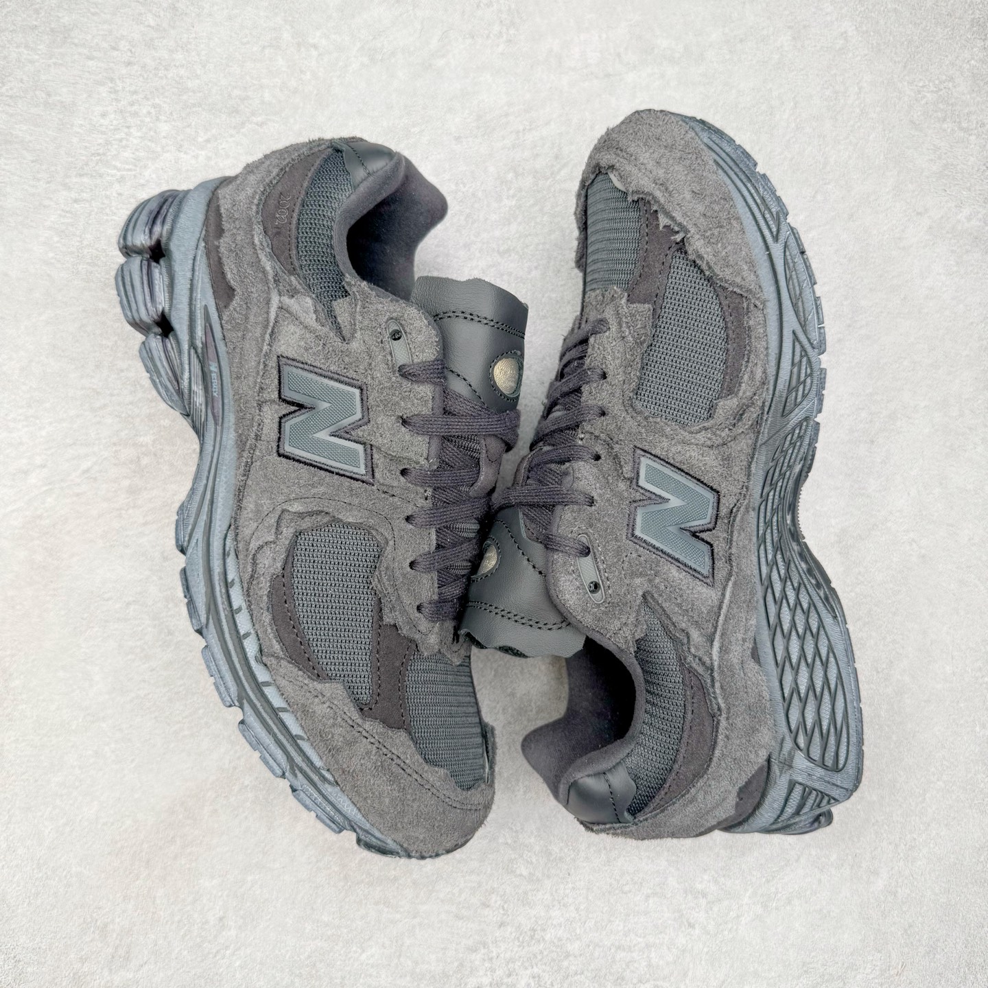 图片[3]-＃G版纯原 New Balance M2002RDB 新百伦潮流复古织物皮革减震防滑耐磨轻便低帮跑步鞋 灰碳色 基于市场现有版本全新升级调整 NB市场最强产物 全套原楦原纸板原厂数据开发 全鞋电脑针车加持 原厂网布 原装进口头层翻毛皮料正确绒感卡色 正确中底拉帮中底网布细节 一比一手工擦旧效果 冲裁组合 匠心打造 耗时两个月开发完成 工艺极其复杂难度可想而知 新开独立私模大底 全网唯一正确做旧组合大底 高端零售专供产物 尺码：36 37 37.5 38 38.5 39.5 40 40.5 41.5 42 42.5 43 44 44.5 45 45.5 46.5 47-选品中心