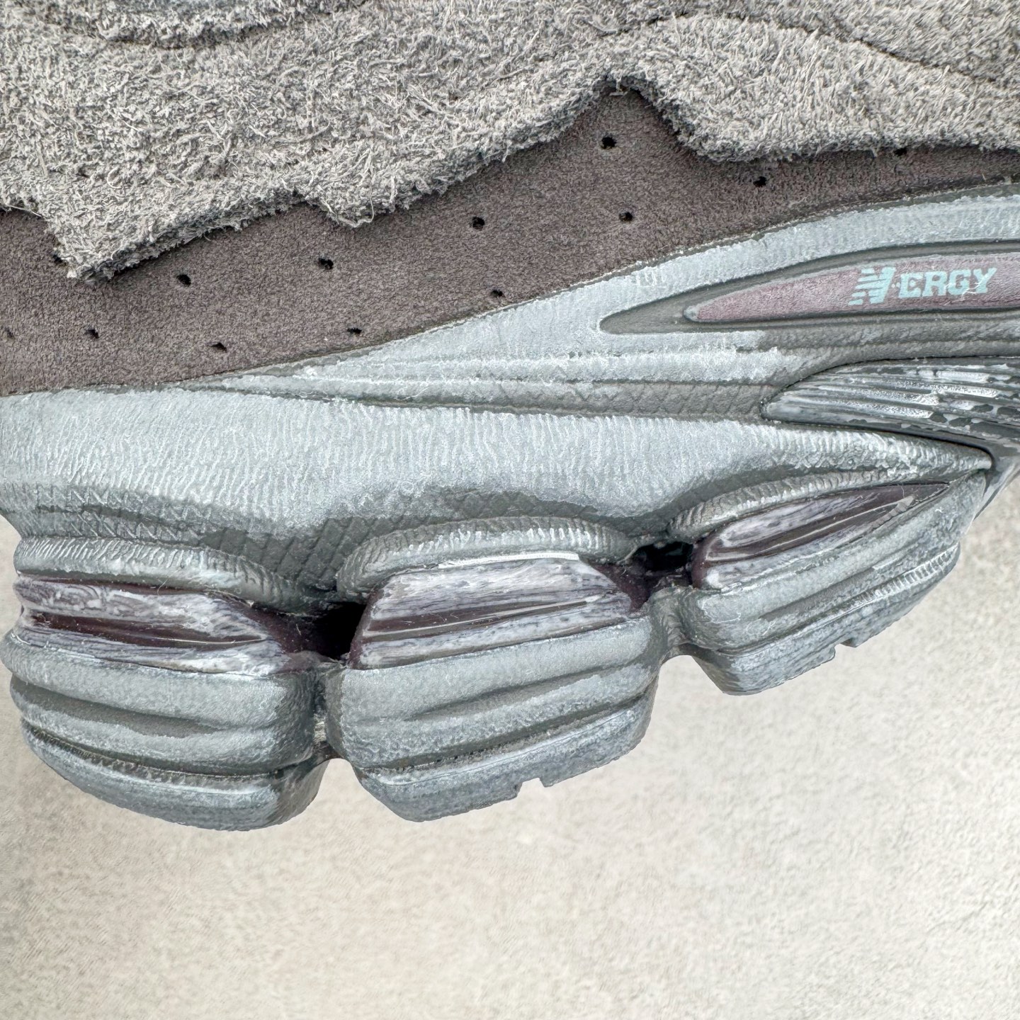 图片[18]-＃G版纯原 New Balance M2002RDB 新百伦潮流复古织物皮革减震防滑耐磨轻便低帮跑步鞋 灰碳色 基于市场现有版本全新升级调整 NB市场最强产物 全套原楦原纸板原厂数据开发 全鞋电脑针车加持 原厂网布 原装进口头层翻毛皮料正确绒感卡色 正确中底拉帮中底网布细节 一比一手工擦旧效果 冲裁组合 匠心打造 耗时两个月开发完成 工艺极其复杂难度可想而知 新开独立私模大底 全网唯一正确做旧组合大底 高端零售专供产物 尺码：36 37 37.5 38 38.5 39.5 40 40.5 41.5 42 42.5 43 44 44.5 45 45.5 46.5 47-选品中心