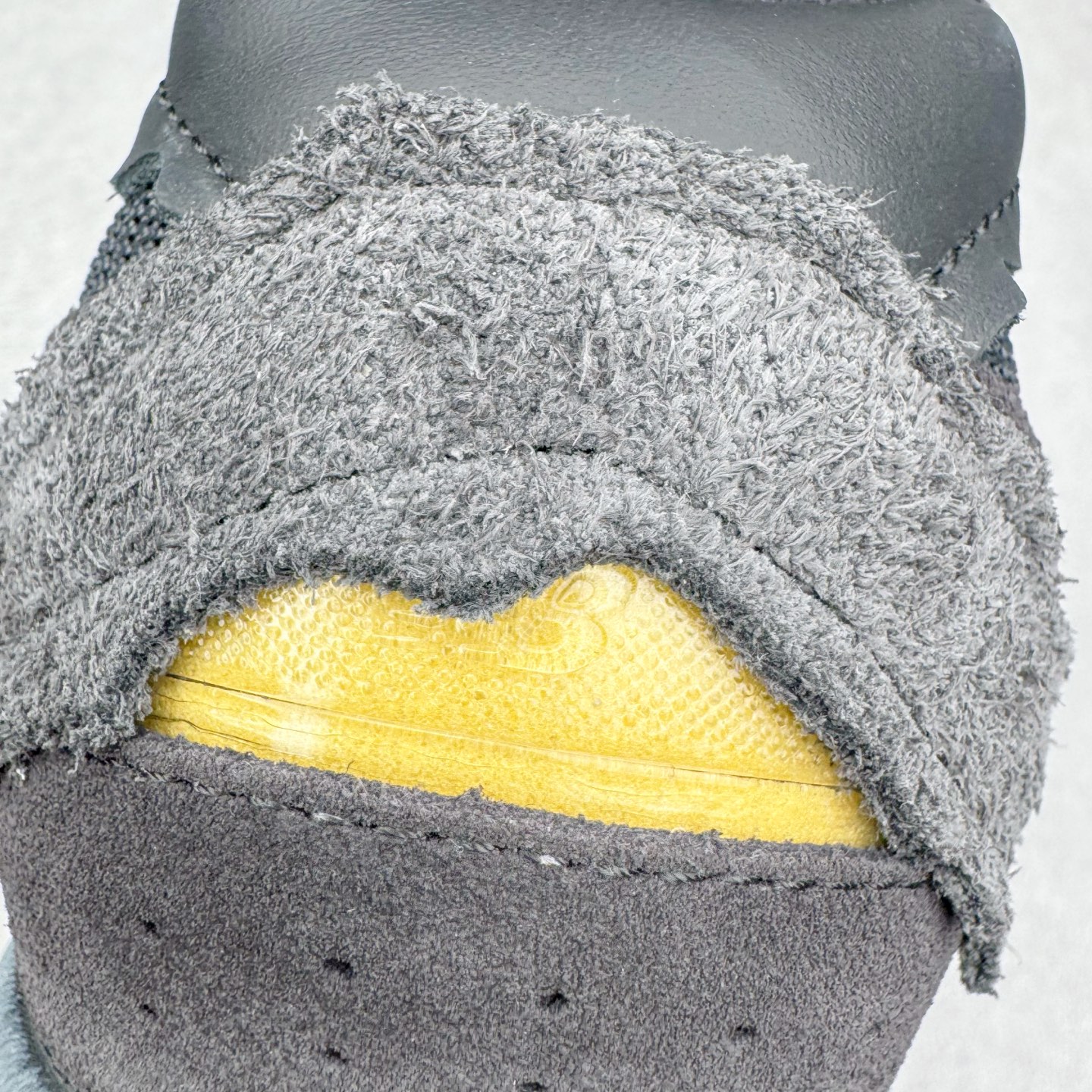 图片[15]-＃G版纯原 New Balance M2002RDB 新百伦潮流复古织物皮革减震防滑耐磨轻便低帮跑步鞋 灰碳色 基于市场现有版本全新升级调整 NB市场最强产物 全套原楦原纸板原厂数据开发 全鞋电脑针车加持 原厂网布 原装进口头层翻毛皮料正确绒感卡色 正确中底拉帮中底网布细节 一比一手工擦旧效果 冲裁组合 匠心打造 耗时两个月开发完成 工艺极其复杂难度可想而知 新开独立私模大底 全网唯一正确做旧组合大底 高端零售专供产物 尺码：36 37 37.5 38 38.5 39.5 40 40.5 41.5 42 42.5 43 44 44.5 45 45.5 46.5 47-选品中心