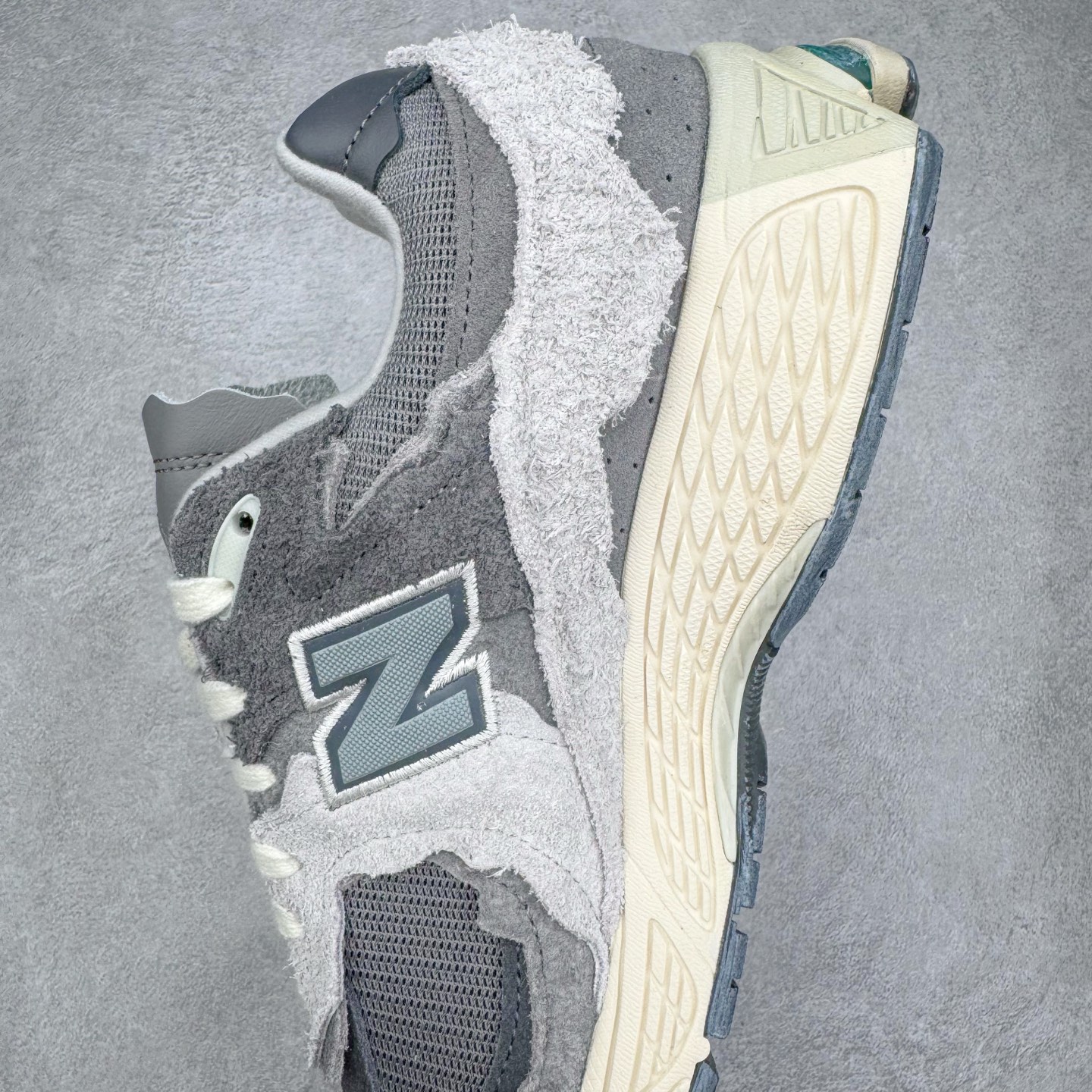 图片[7]-＃G版纯原 New Balance M2002RDA 新百伦潮流复古织物皮革减震防滑耐磨轻便低帮跑步鞋 灰碳色 基于市场现有版本全新升级调整 NB市场最强产物 全套原楦原纸板原厂数据开发 全鞋电脑针车加持 原厂网布 原装进口头层翻毛皮料正确绒感卡色 正确中底拉帮中底网布细节 一比一手工擦旧效果 冲裁组合 匠心打造 耗时两个月开发完成 工艺极其复杂难度可想而知 新开独立私模大底 全网唯一正确做旧组合大底 高端零售专供产物 尺码：36 37 37.5 38 38.5 39.5 40 40.5 41.5 42 42.5 43 44 44.5 45 45.5 46.5 47-选品中心