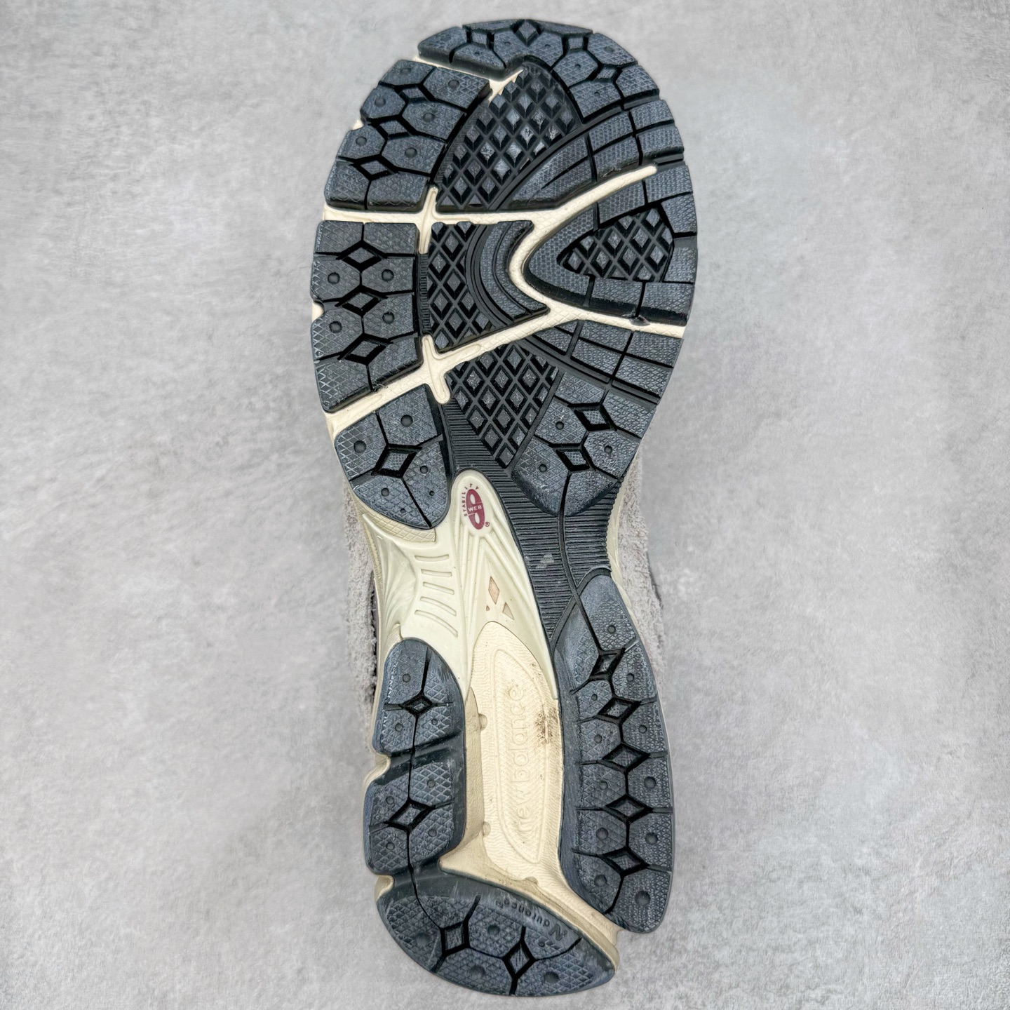 图片[9]-＃G版纯原 New Balance M2002RDA 新百伦潮流复古织物皮革减震防滑耐磨轻便低帮跑步鞋 灰碳色 基于市场现有版本全新升级调整 NB市场最强产物 全套原楦原纸板原厂数据开发 全鞋电脑针车加持 原厂网布 原装进口头层翻毛皮料正确绒感卡色 正确中底拉帮中底网布细节 一比一手工擦旧效果 冲裁组合 匠心打造 耗时两个月开发完成 工艺极其复杂难度可想而知 新开独立私模大底 全网唯一正确做旧组合大底 高端零售专供产物 尺码：36 37 37.5 38 38.5 39.5 40 40.5 41.5 42 42.5 43 44 44.5 45 45.5 46.5 47-选品中心