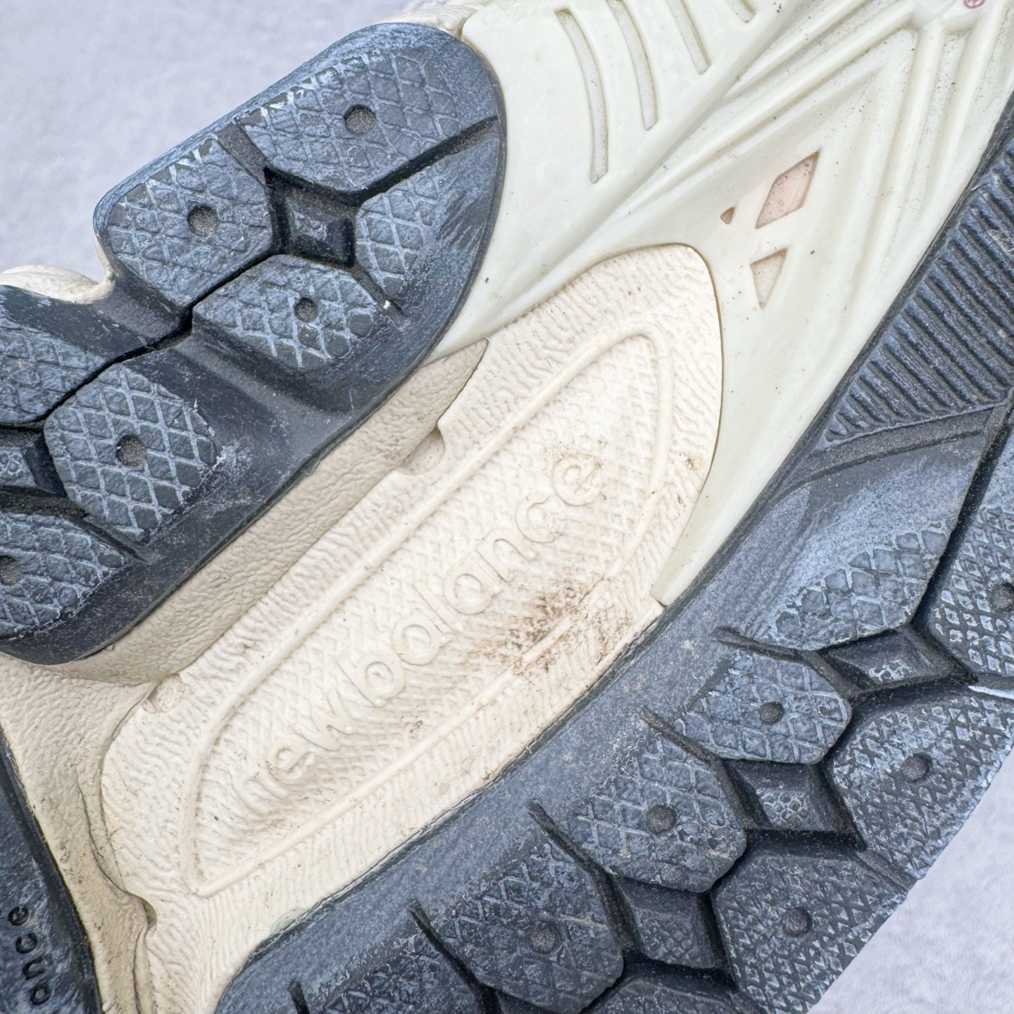 图片[21]-＃G版纯原 New Balance M2002RDA 新百伦潮流复古织物皮革减震防滑耐磨轻便低帮跑步鞋 灰碳色 基于市场现有版本全新升级调整 NB市场最强产物 全套原楦原纸板原厂数据开发 全鞋电脑针车加持 原厂网布 原装进口头层翻毛皮料正确绒感卡色 正确中底拉帮中底网布细节 一比一手工擦旧效果 冲裁组合 匠心打造 耗时两个月开发完成 工艺极其复杂难度可想而知 新开独立私模大底 全网唯一正确做旧组合大底 高端零售专供产物 尺码：36 37 37.5 38 38.5 39.5 40 40.5 41.5 42 42.5 43 44 44.5 45 45.5 46.5 47-选品中心