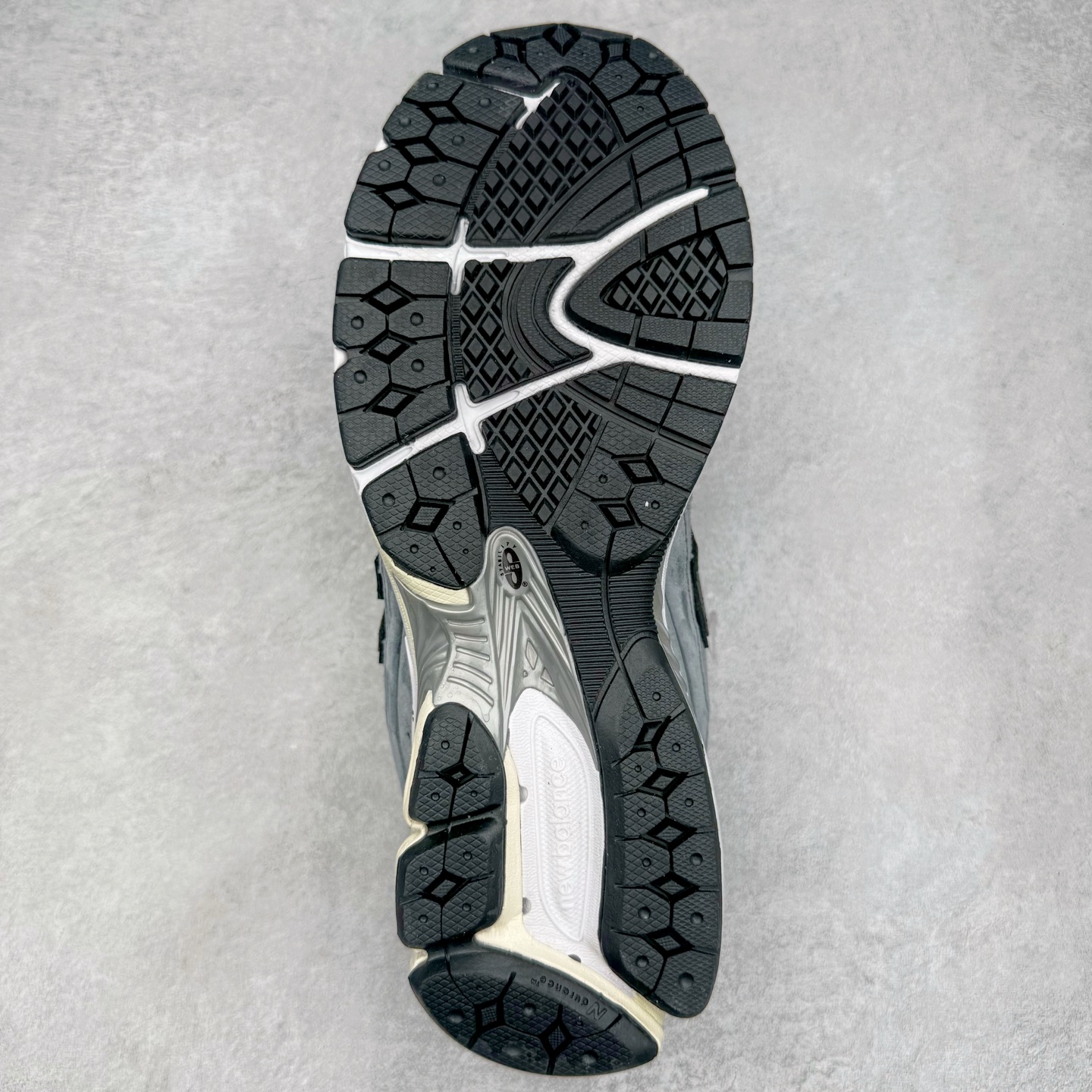 图片[9]-＃G版纯原 New Balance M2002RU2 新百伦潮流复古织物皮革减震防滑耐磨轻便低帮跑步鞋 灰碳色 基于市场现有版本全新升级调整 NB市场最强产物 全套原楦原纸板原厂数据开发 全鞋电脑针车加持 原厂网布 原装进口头层翻毛皮料正确绒感卡色 正确中底拉帮中底网布细节 一比一手工擦旧效果 冲裁组合 匠心打造 耗时两个月开发完成 工艺极其复杂难度可想而知 新开独立私模大底 全网唯一正确做旧组合大底 高端零售专供产物 尺码：36 37 37.5 38 38.5 39.5 40 40.5 41.5 42 42.5 43 44 44.5 45 45.5 46.5 47-选品中心