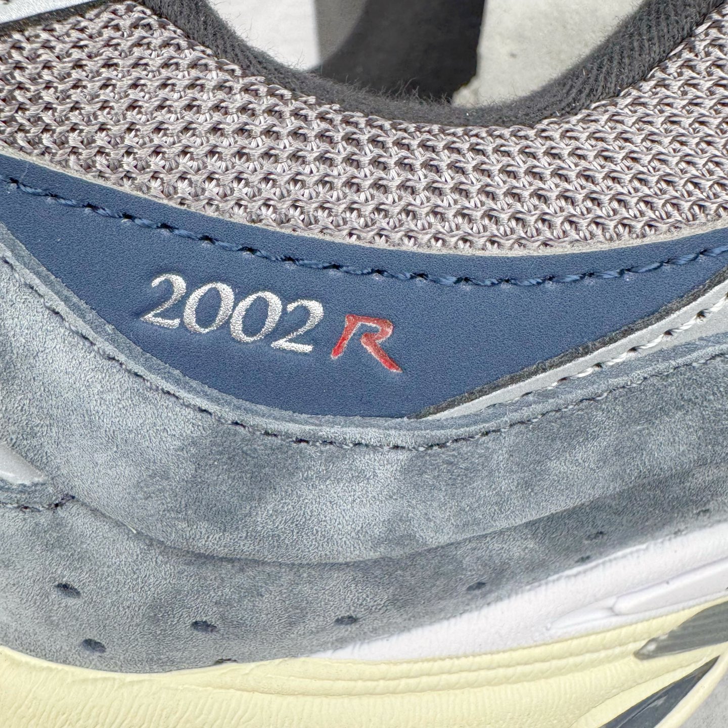 图片[16]-＃G版纯原 New Balance M2002RU2 新百伦潮流复古织物皮革减震防滑耐磨轻便低帮跑步鞋 灰碳色 基于市场现有版本全新升级调整 NB市场最强产物 全套原楦原纸板原厂数据开发 全鞋电脑针车加持 原厂网布 原装进口头层翻毛皮料正确绒感卡色 正确中底拉帮中底网布细节 一比一手工擦旧效果 冲裁组合 匠心打造 耗时两个月开发完成 工艺极其复杂难度可想而知 新开独立私模大底 全网唯一正确做旧组合大底 高端零售专供产物 尺码：36 37 37.5 38 38.5 39.5 40 40.5 41.5 42 42.5 43 44 44.5 45 45.5 46.5 47-选品中心