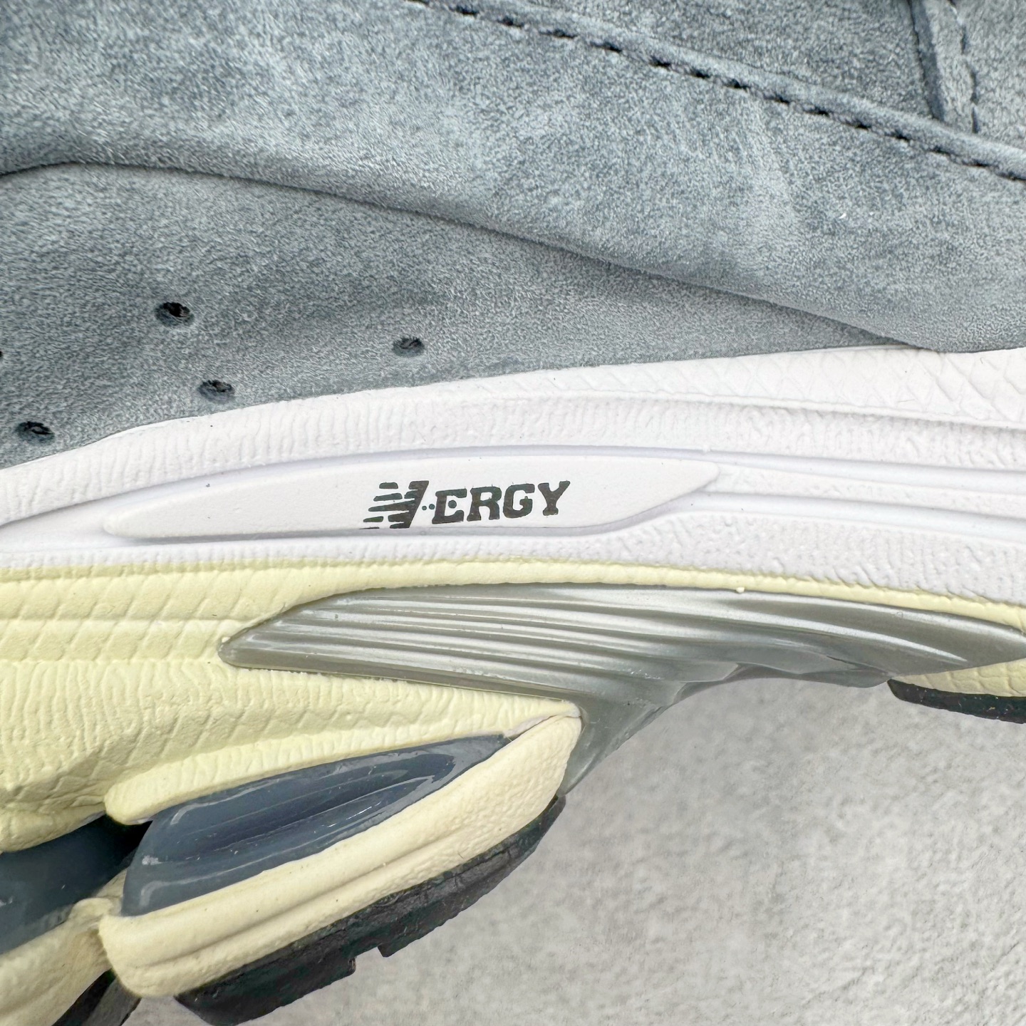 图片[18]-＃G版纯原 New Balance M2002RU2 新百伦潮流复古织物皮革减震防滑耐磨轻便低帮跑步鞋 灰碳色 基于市场现有版本全新升级调整 NB市场最强产物 全套原楦原纸板原厂数据开发 全鞋电脑针车加持 原厂网布 原装进口头层翻毛皮料正确绒感卡色 正确中底拉帮中底网布细节 一比一手工擦旧效果 冲裁组合 匠心打造 耗时两个月开发完成 工艺极其复杂难度可想而知 新开独立私模大底 全网唯一正确做旧组合大底 高端零售专供产物 尺码：36 37 37.5 38 38.5 39.5 40 40.5 41.5 42 42.5 43 44 44.5 45 45.5 46.5 47-选品中心