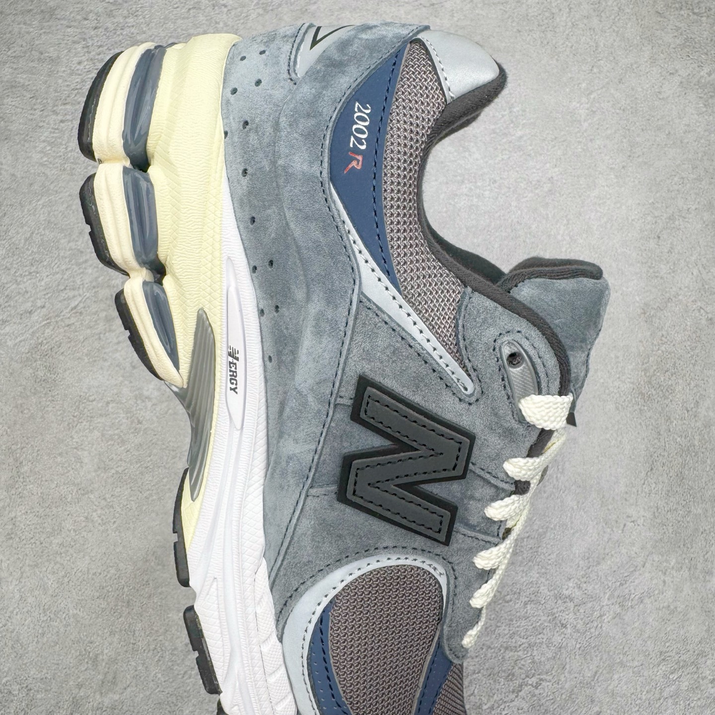 图片[6]-＃G版纯原 New Balance M2002RU2 新百伦潮流复古织物皮革减震防滑耐磨轻便低帮跑步鞋 灰碳色 基于市场现有版本全新升级调整 NB市场最强产物 全套原楦原纸板原厂数据开发 全鞋电脑针车加持 原厂网布 原装进口头层翻毛皮料正确绒感卡色 正确中底拉帮中底网布细节 一比一手工擦旧效果 冲裁组合 匠心打造 耗时两个月开发完成 工艺极其复杂难度可想而知 新开独立私模大底 全网唯一正确做旧组合大底 高端零售专供产物 尺码：36 37 37.5 38 38.5 39.5 40 40.5 41.5 42 42.5 43 44 44.5 45 45.5 46.5 47-选品中心