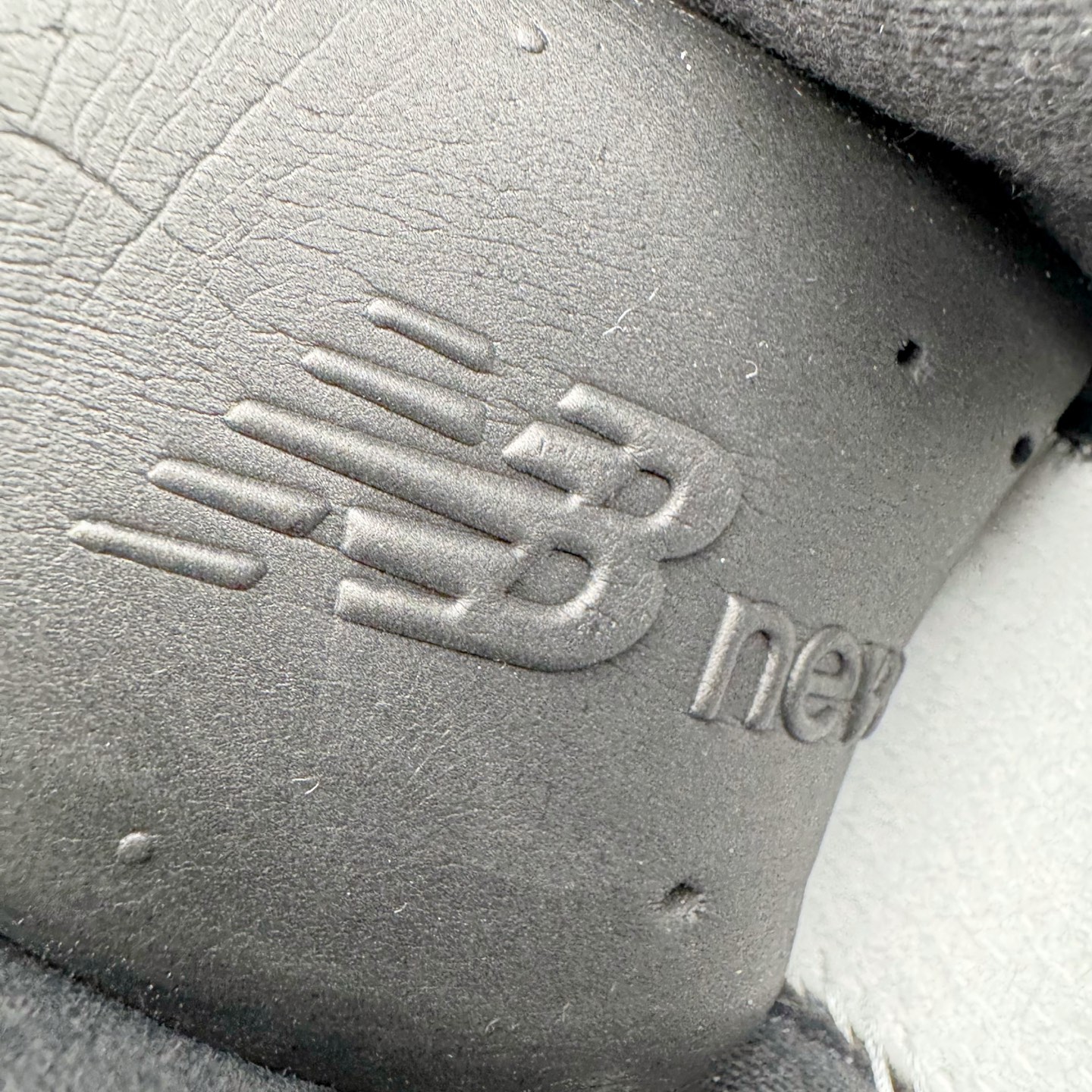 图片[23]-＃G版纯原 New Balance M2002RU2 新百伦潮流复古织物皮革减震防滑耐磨轻便低帮跑步鞋 灰碳色 基于市场现有版本全新升级调整 NB市场最强产物 全套原楦原纸板原厂数据开发 全鞋电脑针车加持 原厂网布 原装进口头层翻毛皮料正确绒感卡色 正确中底拉帮中底网布细节 一比一手工擦旧效果 冲裁组合 匠心打造 耗时两个月开发完成 工艺极其复杂难度可想而知 新开独立私模大底 全网唯一正确做旧组合大底 高端零售专供产物 尺码：36 37 37.5 38 38.5 39.5 40 40.5 41.5 42 42.5 43 44 44.5 45 45.5 46.5 47-选品中心