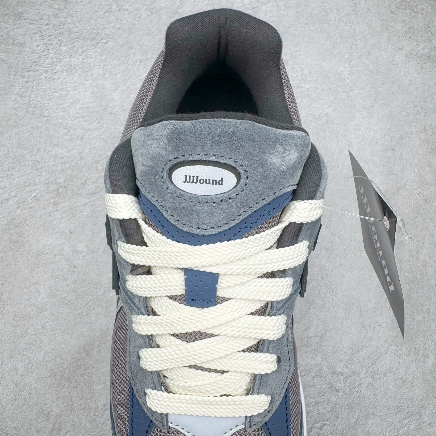 图片[5]-＃G版纯原 New Balance M2002RU2 新百伦潮流复古织物皮革减震防滑耐磨轻便低帮跑步鞋 灰碳色 基于市场现有版本全新升级调整 NB市场最强产物 全套原楦原纸板原厂数据开发 全鞋电脑针车加持 原厂网布 原装进口头层翻毛皮料正确绒感卡色 正确中底拉帮中底网布细节 一比一手工擦旧效果 冲裁组合 匠心打造 耗时两个月开发完成 工艺极其复杂难度可想而知 新开独立私模大底 全网唯一正确做旧组合大底 高端零售专供产物 尺码：36 37 37.5 38 38.5 39.5 40 40.5 41.5 42 42.5 43 44 44.5 45 45.5 46.5 47-选品中心