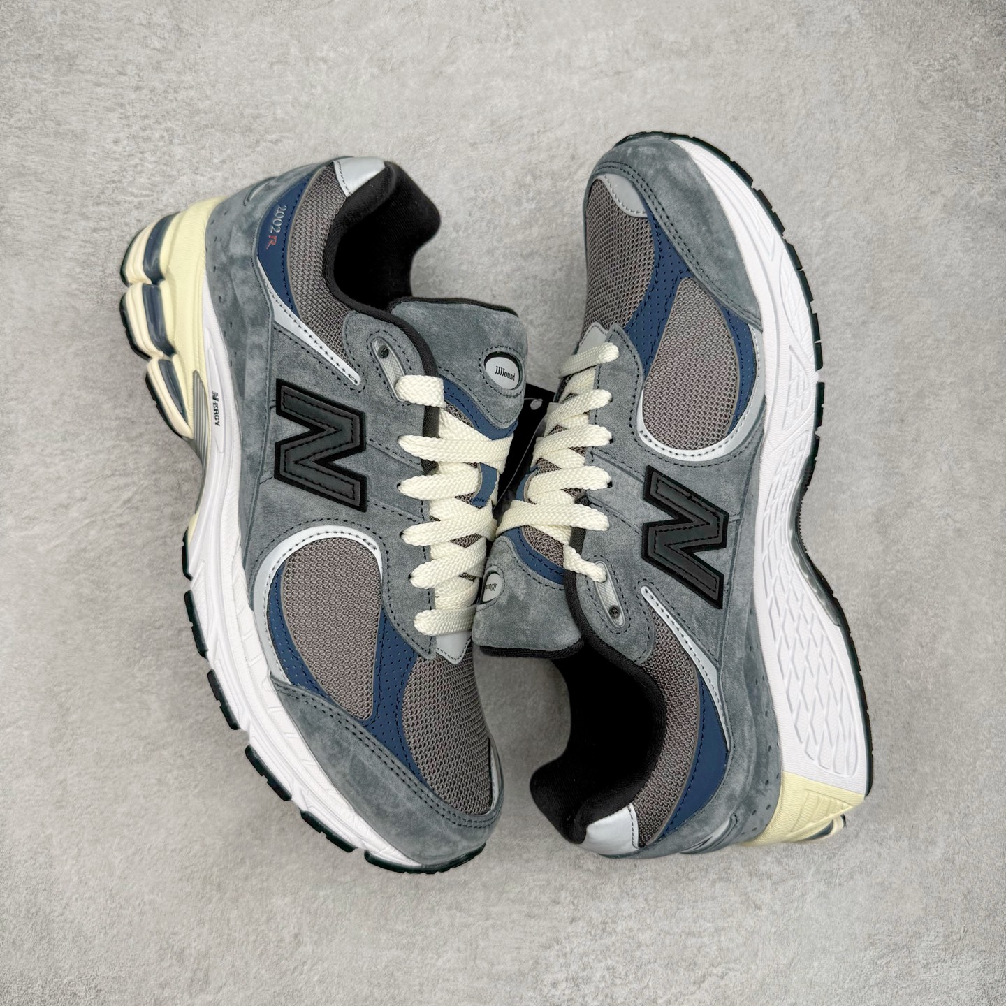 图片[3]-＃G版纯原 New Balance M2002RU2 新百伦潮流复古织物皮革减震防滑耐磨轻便低帮跑步鞋 灰碳色 基于市场现有版本全新升级调整 NB市场最强产物 全套原楦原纸板原厂数据开发 全鞋电脑针车加持 原厂网布 原装进口头层翻毛皮料正确绒感卡色 正确中底拉帮中底网布细节 一比一手工擦旧效果 冲裁组合 匠心打造 耗时两个月开发完成 工艺极其复杂难度可想而知 新开独立私模大底 全网唯一正确做旧组合大底 高端零售专供产物 尺码：36 37 37.5 38 38.5 39.5 40 40.5 41.5 42 42.5 43 44 44.5 45 45.5 46.5 47-选品中心