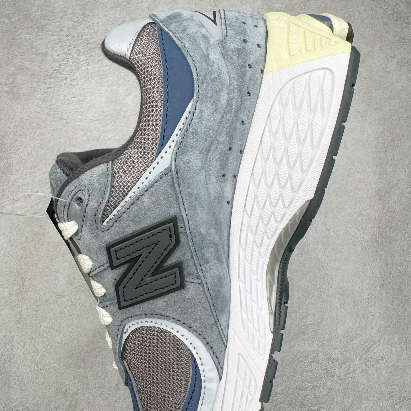 图片[7]-＃G版纯原 New Balance M2002RU2 新百伦潮流复古织物皮革减震防滑耐磨轻便低帮跑步鞋 灰碳色 基于市场现有版本全新升级调整 NB市场最强产物 全套原楦原纸板原厂数据开发 全鞋电脑针车加持 原厂网布 原装进口头层翻毛皮料正确绒感卡色 正确中底拉帮中底网布细节 一比一手工擦旧效果 冲裁组合 匠心打造 耗时两个月开发完成 工艺极其复杂难度可想而知 新开独立私模大底 全网唯一正确做旧组合大底 高端零售专供产物 尺码：36 37 37.5 38 38.5 39.5 40 40.5 41.5 42 42.5 43 44 44.5 45 45.5 46.5 47-选品中心
