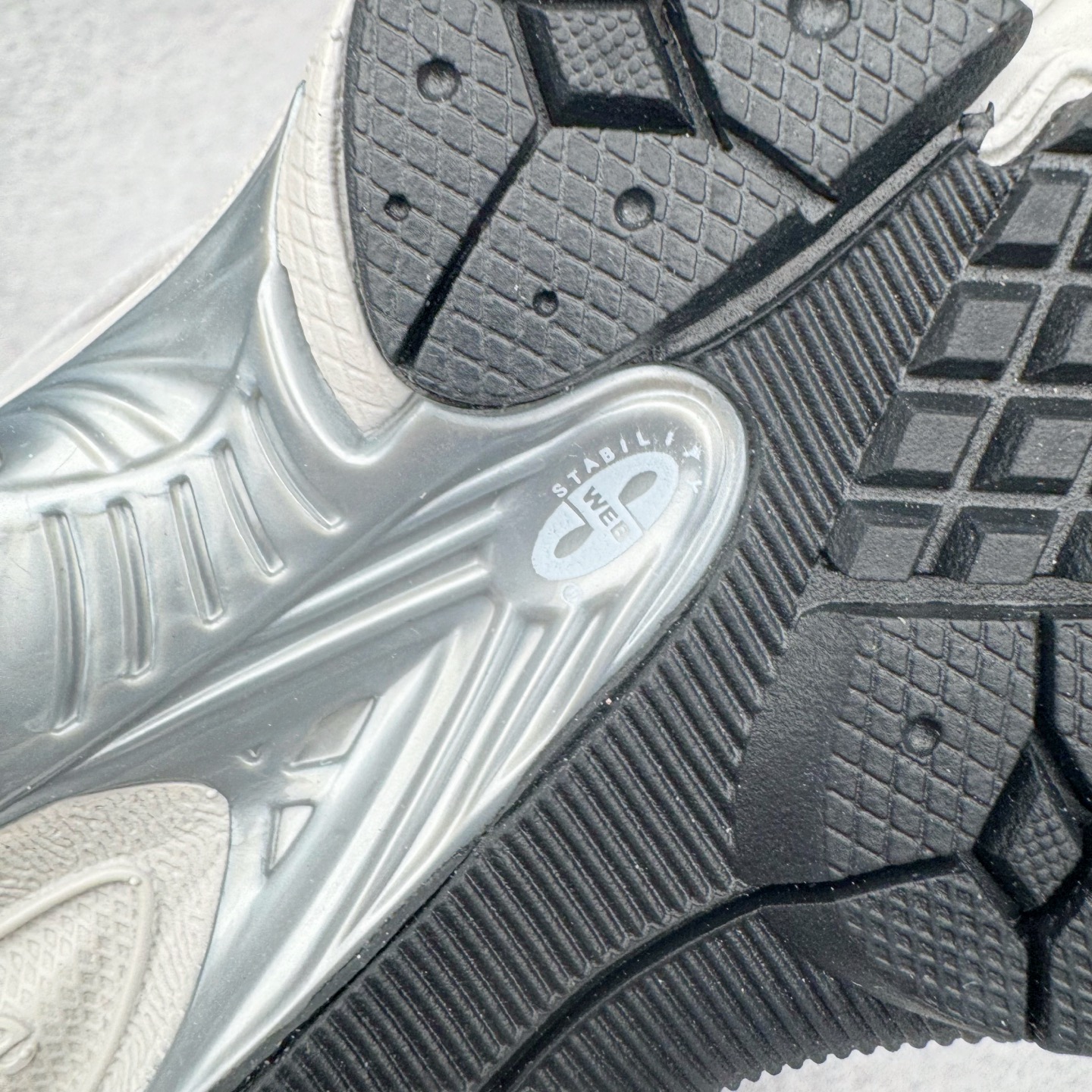 图片[19]-＃G版纯原 New Balance ML2002RO 新百伦潮流复古织物皮革减震防滑耐磨轻便低帮跑步鞋 灰碳色 基于市场现有版本全新升级调整 NB市场最强产物 全套原楦原纸板原厂数据开发 全鞋电脑针车加持 原厂网布 原装进口头层翻毛皮料正确绒感卡色 正确中底拉帮中底网布细节 一比一手工擦旧效果 冲裁组合 匠心打造 耗时两个月开发完成 工艺极其复杂难度可想而知 新开独立私模大底 全网唯一正确做旧组合大底 高端零售专供产物 尺码：36 37 37.5 38 38.5 39.5 40 40.5 41.5 42 42.5 43 44 44.5 45 45.5 46.5 47-选品中心