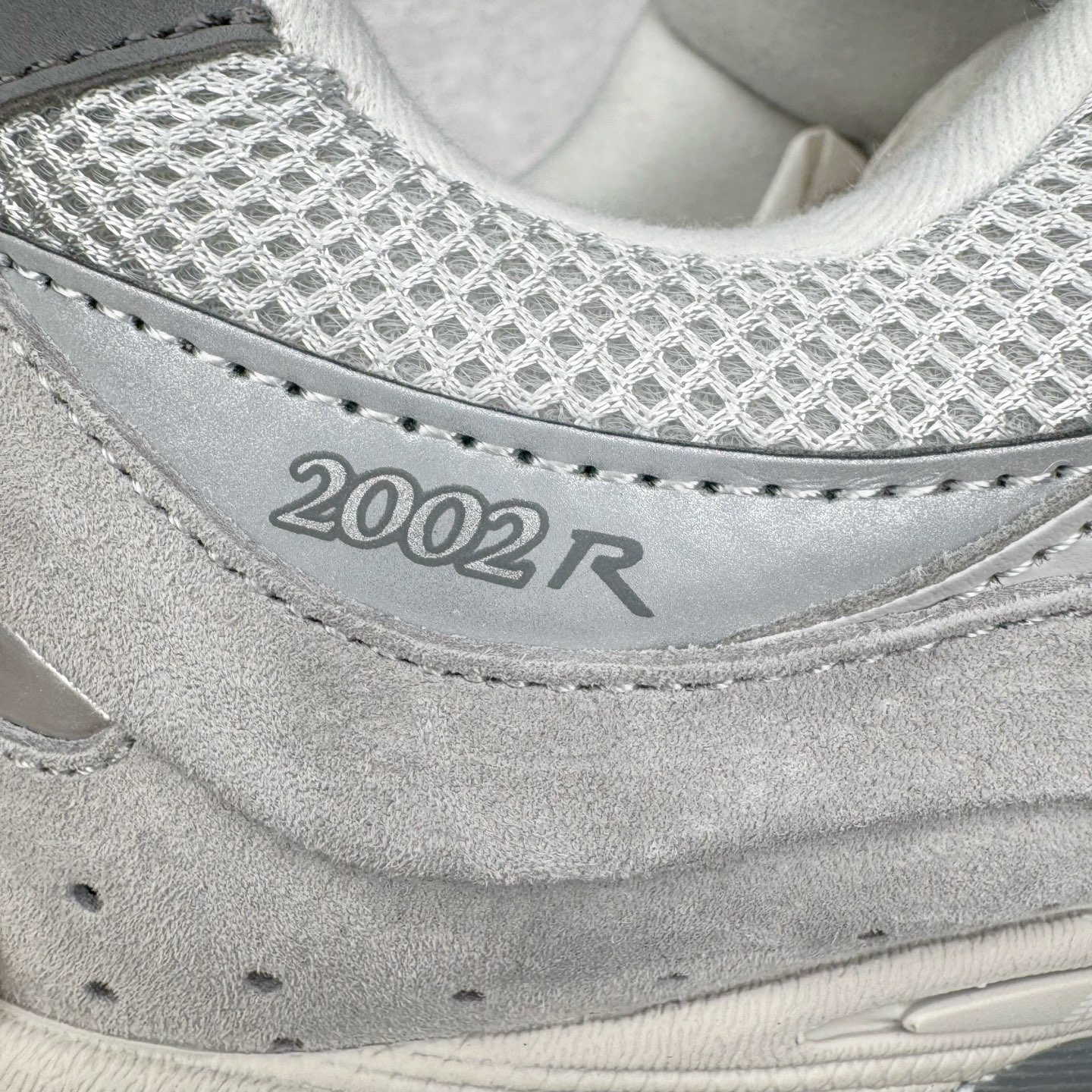 图片[16]-＃G版纯原 New Balance ML2002RO 新百伦潮流复古织物皮革减震防滑耐磨轻便低帮跑步鞋 灰碳色 基于市场现有版本全新升级调整 NB市场最强产物 全套原楦原纸板原厂数据开发 全鞋电脑针车加持 原厂网布 原装进口头层翻毛皮料正确绒感卡色 正确中底拉帮中底网布细节 一比一手工擦旧效果 冲裁组合 匠心打造 耗时两个月开发完成 工艺极其复杂难度可想而知 新开独立私模大底 全网唯一正确做旧组合大底 高端零售专供产物 尺码：36 37 37.5 38 38.5 39.5 40 40.5 41.5 42 42.5 43 44 44.5 45 45.5 46.5 47-选品中心