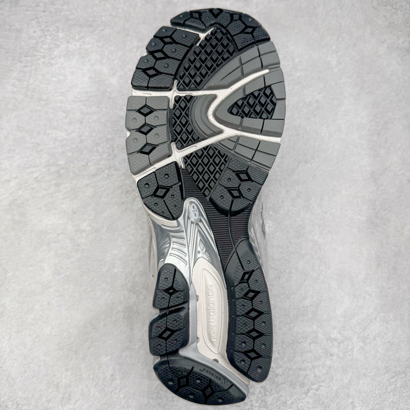 图片[9]-＃G版纯原 New Balance ML2002RO 新百伦潮流复古织物皮革减震防滑耐磨轻便低帮跑步鞋 灰碳色 基于市场现有版本全新升级调整 NB市场最强产物 全套原楦原纸板原厂数据开发 全鞋电脑针车加持 原厂网布 原装进口头层翻毛皮料正确绒感卡色 正确中底拉帮中底网布细节 一比一手工擦旧效果 冲裁组合 匠心打造 耗时两个月开发完成 工艺极其复杂难度可想而知 新开独立私模大底 全网唯一正确做旧组合大底 高端零售专供产物 尺码：36 37 37.5 38 38.5 39.5 40 40.5 41.5 42 42.5 43 44 44.5 45 45.5 46.5 47-选品中心