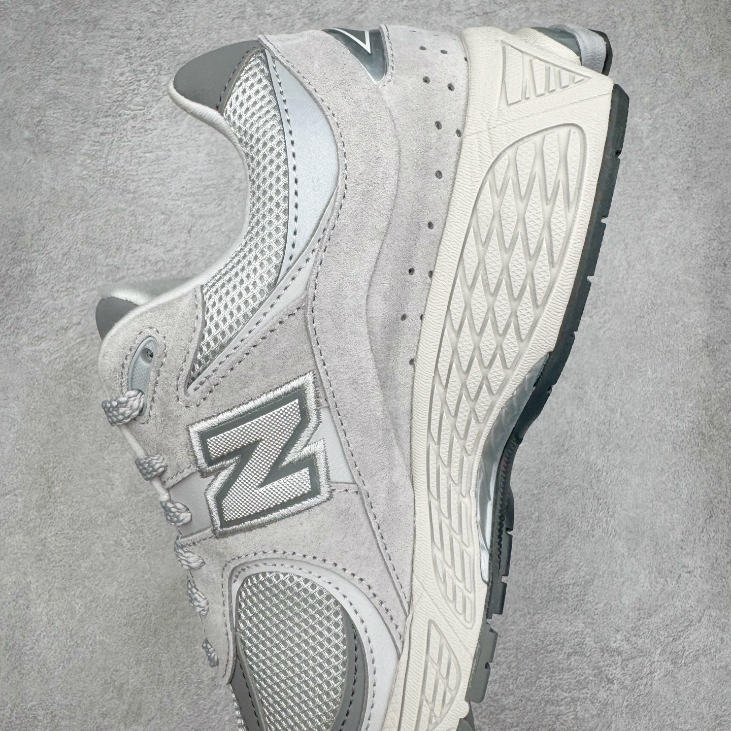 图片[7]-＃G版纯原 New Balance ML2002RO 新百伦潮流复古织物皮革减震防滑耐磨轻便低帮跑步鞋 灰碳色 基于市场现有版本全新升级调整 NB市场最强产物 全套原楦原纸板原厂数据开发 全鞋电脑针车加持 原厂网布 原装进口头层翻毛皮料正确绒感卡色 正确中底拉帮中底网布细节 一比一手工擦旧效果 冲裁组合 匠心打造 耗时两个月开发完成 工艺极其复杂难度可想而知 新开独立私模大底 全网唯一正确做旧组合大底 高端零售专供产物 尺码：36 37 37.5 38 38.5 39.5 40 40.5 41.5 42 42.5 43 44 44.5 45 45.5 46.5 47-选品中心