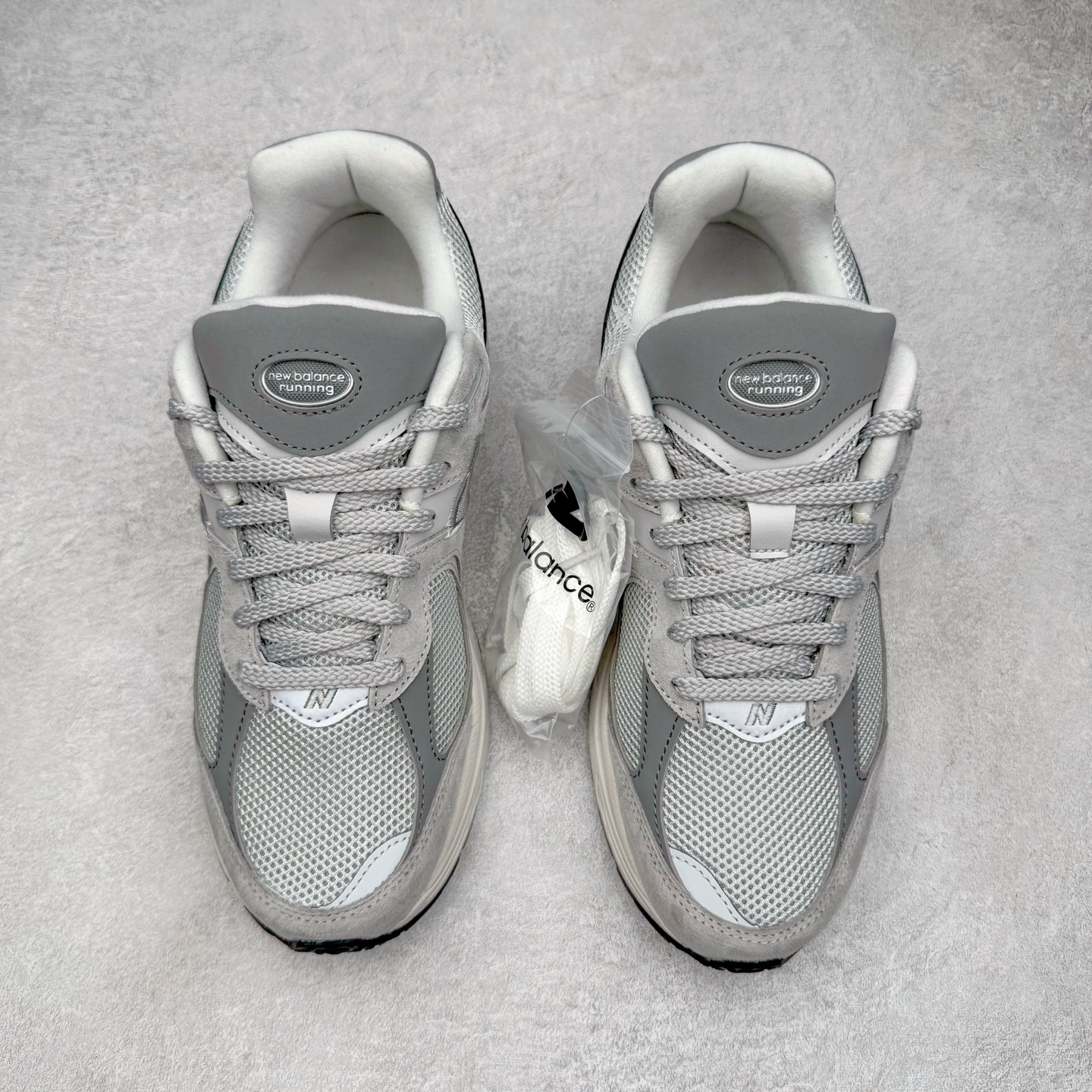 图片[2]-＃G版纯原 New Balance ML2002RO 新百伦潮流复古织物皮革减震防滑耐磨轻便低帮跑步鞋 灰碳色 基于市场现有版本全新升级调整 NB市场最强产物 全套原楦原纸板原厂数据开发 全鞋电脑针车加持 原厂网布 原装进口头层翻毛皮料正确绒感卡色 正确中底拉帮中底网布细节 一比一手工擦旧效果 冲裁组合 匠心打造 耗时两个月开发完成 工艺极其复杂难度可想而知 新开独立私模大底 全网唯一正确做旧组合大底 高端零售专供产物 尺码：36 37 37.5 38 38.5 39.5 40 40.5 41.5 42 42.5 43 44 44.5 45 45.5 46.5 47-选品中心