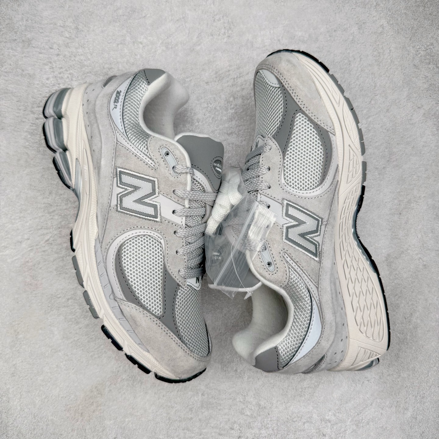 图片[3]-＃G版纯原 New Balance ML2002RO 新百伦潮流复古织物皮革减震防滑耐磨轻便低帮跑步鞋 灰碳色 基于市场现有版本全新升级调整 NB市场最强产物 全套原楦原纸板原厂数据开发 全鞋电脑针车加持 原厂网布 原装进口头层翻毛皮料正确绒感卡色 正确中底拉帮中底网布细节 一比一手工擦旧效果 冲裁组合 匠心打造 耗时两个月开发完成 工艺极其复杂难度可想而知 新开独立私模大底 全网唯一正确做旧组合大底 高端零售专供产物 尺码：36 37 37.5 38 38.5 39.5 40 40.5 41.5 42 42.5 43 44 44.5 45 45.5 46.5 47-选品中心