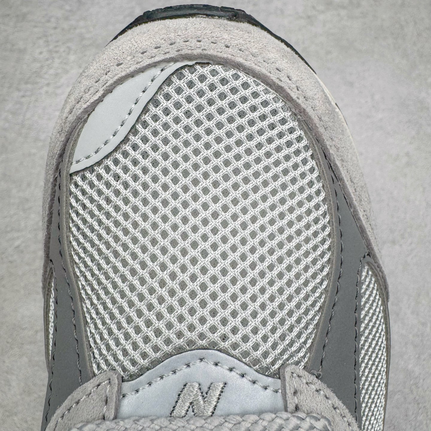 图片[14]-＃G版纯原 New Balance ML2002RO 新百伦潮流复古织物皮革减震防滑耐磨轻便低帮跑步鞋 灰碳色 基于市场现有版本全新升级调整 NB市场最强产物 全套原楦原纸板原厂数据开发 全鞋电脑针车加持 原厂网布 原装进口头层翻毛皮料正确绒感卡色 正确中底拉帮中底网布细节 一比一手工擦旧效果 冲裁组合 匠心打造 耗时两个月开发完成 工艺极其复杂难度可想而知 新开独立私模大底 全网唯一正确做旧组合大底 高端零售专供产物 尺码：36 37 37.5 38 38.5 39.5 40 40.5 41.5 42 42.5 43 44 44.5 45 45.5 46.5 47-选品中心