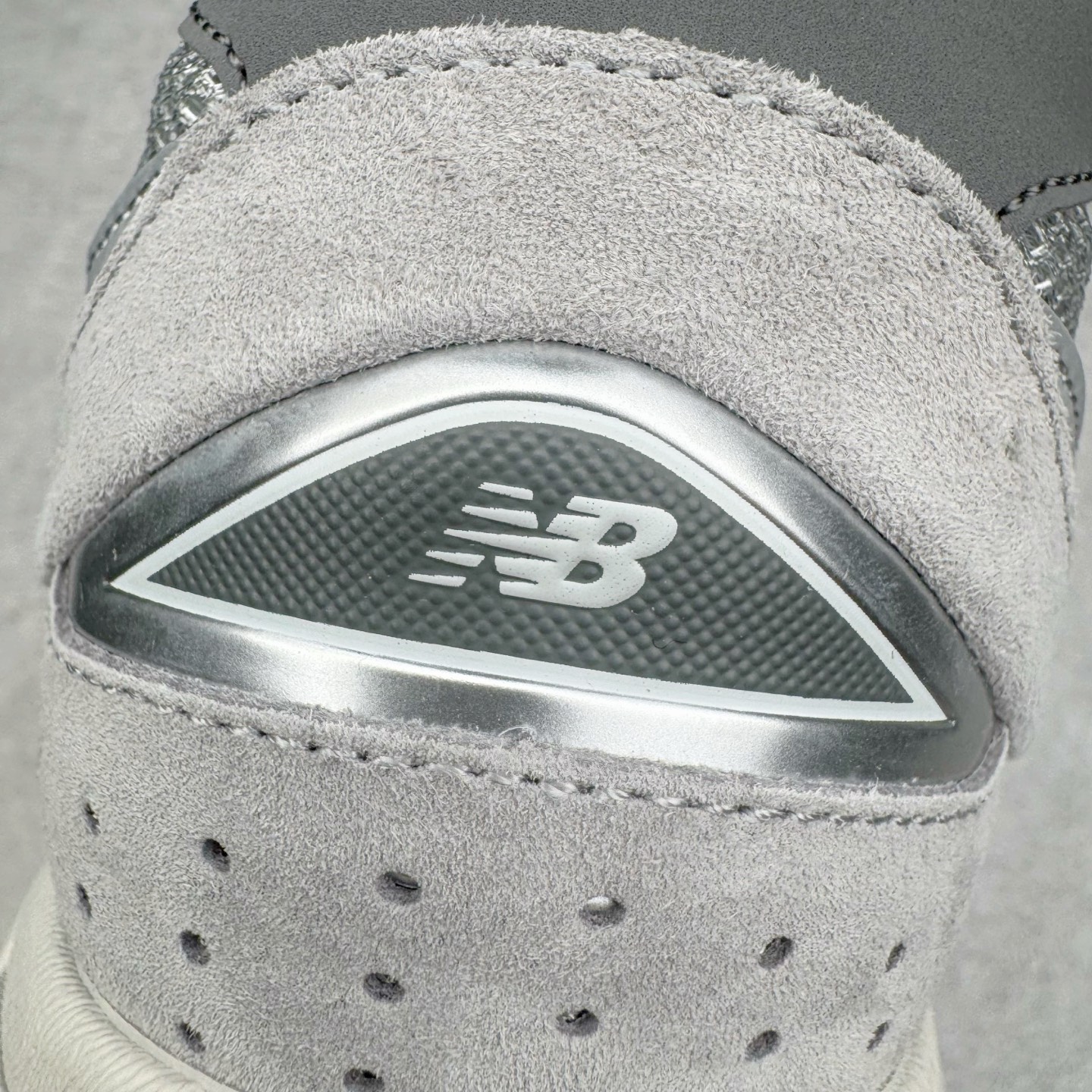 图片[15]-＃G版纯原 New Balance ML2002RO 新百伦潮流复古织物皮革减震防滑耐磨轻便低帮跑步鞋 灰碳色 基于市场现有版本全新升级调整 NB市场最强产物 全套原楦原纸板原厂数据开发 全鞋电脑针车加持 原厂网布 原装进口头层翻毛皮料正确绒感卡色 正确中底拉帮中底网布细节 一比一手工擦旧效果 冲裁组合 匠心打造 耗时两个月开发完成 工艺极其复杂难度可想而知 新开独立私模大底 全网唯一正确做旧组合大底 高端零售专供产物 尺码：36 37 37.5 38 38.5 39.5 40 40.5 41.5 42 42.5 43 44 44.5 45 45.5 46.5 47-选品中心