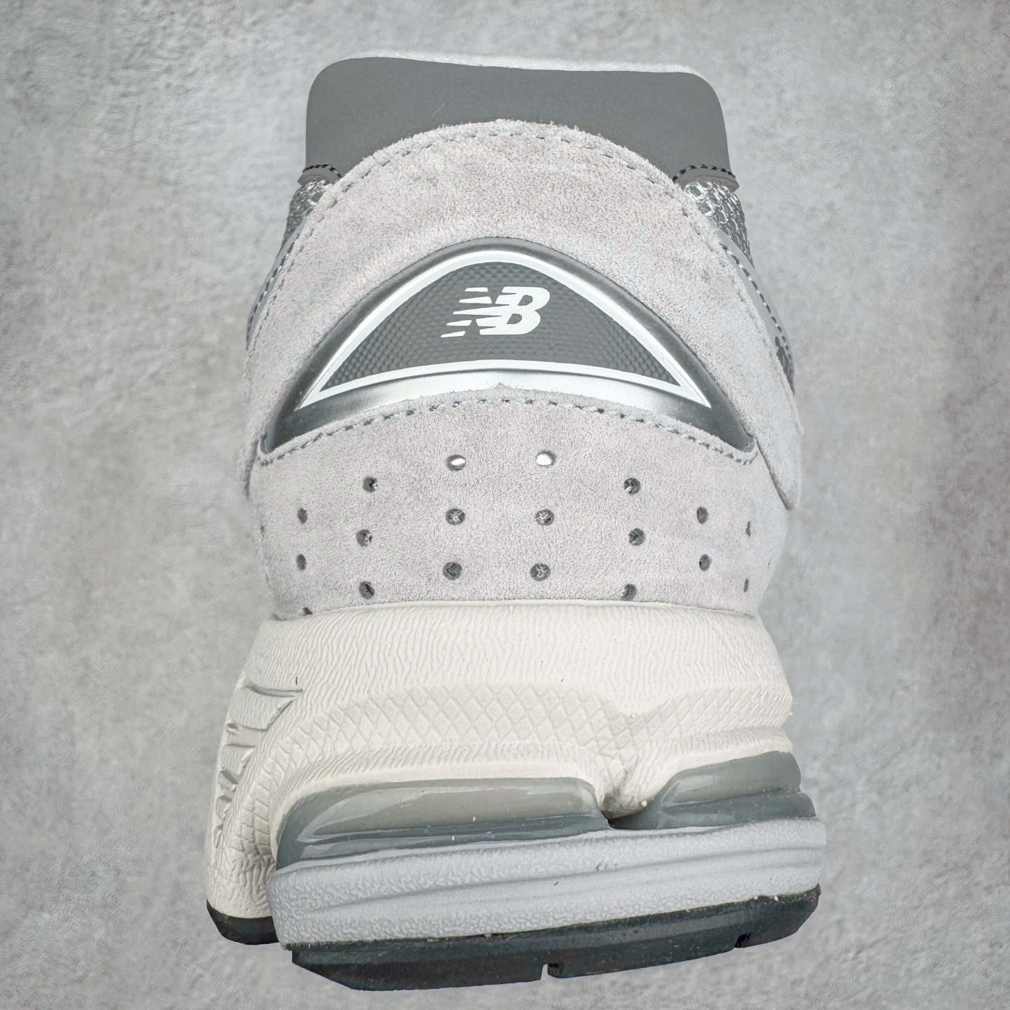 图片[8]-＃G版纯原 New Balance ML2002RO 新百伦潮流复古织物皮革减震防滑耐磨轻便低帮跑步鞋 灰碳色 基于市场现有版本全新升级调整 NB市场最强产物 全套原楦原纸板原厂数据开发 全鞋电脑针车加持 原厂网布 原装进口头层翻毛皮料正确绒感卡色 正确中底拉帮中底网布细节 一比一手工擦旧效果 冲裁组合 匠心打造 耗时两个月开发完成 工艺极其复杂难度可想而知 新开独立私模大底 全网唯一正确做旧组合大底 高端零售专供产物 尺码：36 37 37.5 38 38.5 39.5 40 40.5 41.5 42 42.5 43 44 44.5 45 45.5 46.5 47-选品中心