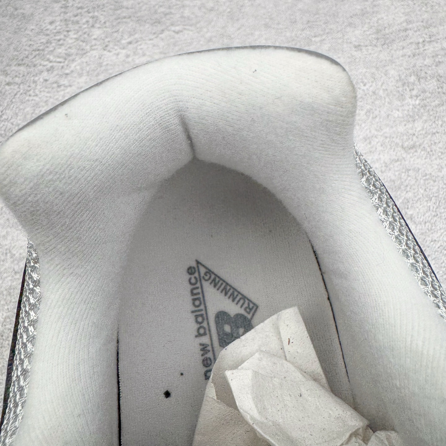 图片[12]-＃G版纯原 New Balance ML2002RO 新百伦潮流复古织物皮革减震防滑耐磨轻便低帮跑步鞋 灰碳色 基于市场现有版本全新升级调整 NB市场最强产物 全套原楦原纸板原厂数据开发 全鞋电脑针车加持 原厂网布 原装进口头层翻毛皮料正确绒感卡色 正确中底拉帮中底网布细节 一比一手工擦旧效果 冲裁组合 匠心打造 耗时两个月开发完成 工艺极其复杂难度可想而知 新开独立私模大底 全网唯一正确做旧组合大底 高端零售专供产物 尺码：36 37 37.5 38 38.5 39.5 40 40.5 41.5 42 42.5 43 44 44.5 45 45.5 46.5 47-选品中心