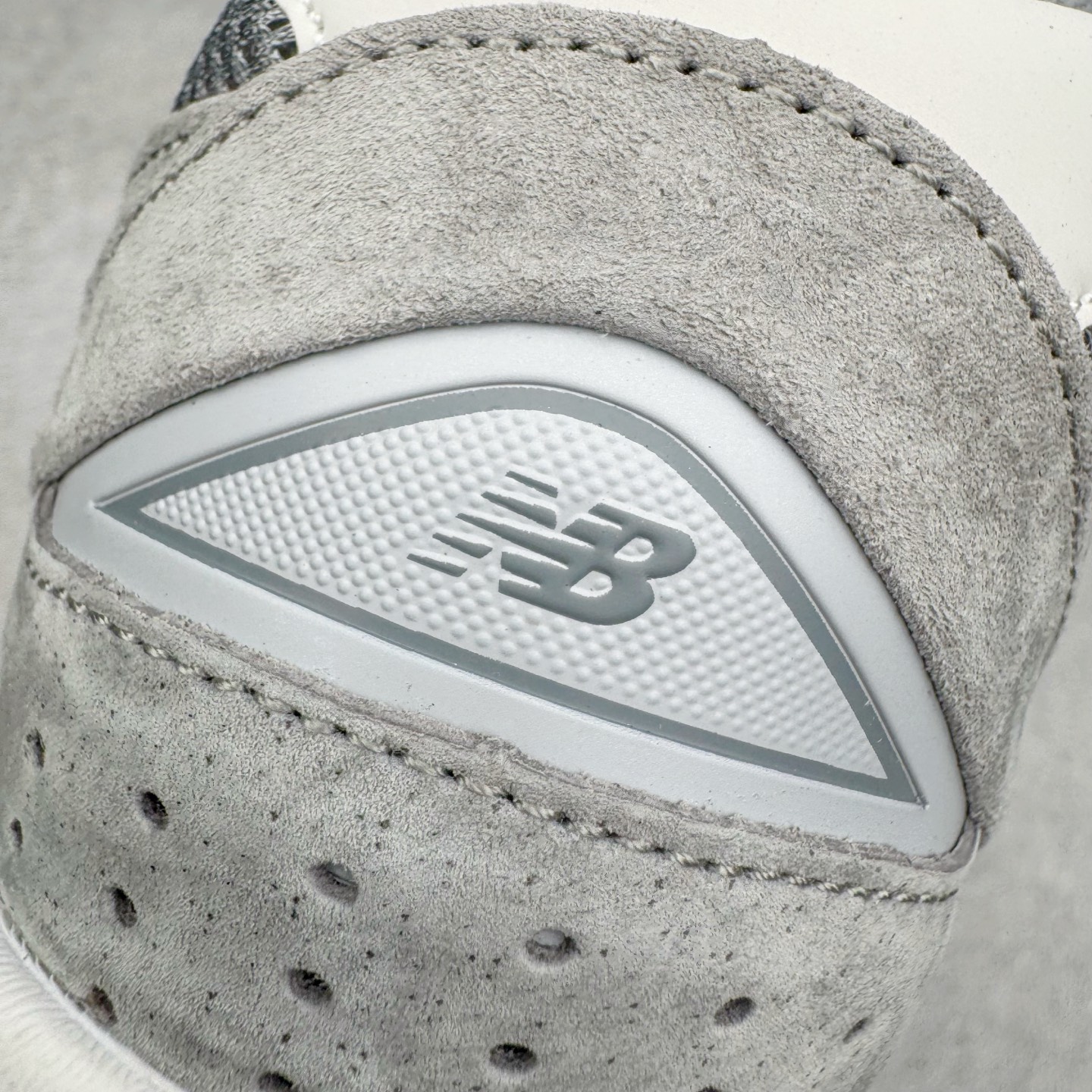 图片[16]-＃G版纯原 New Balance M2002RST 新百伦潮流复古织物皮革减震防滑耐磨轻便低帮跑步鞋 灰碳色 基于市场现有版本全新升级调整 NB市场最强产物 全套原楦原纸板原厂数据开发 全鞋电脑针车加持 原厂网布 原装进口头层翻毛皮料正确绒感卡色 正确中底拉帮中底网布细节 一比一手工擦旧效果 冲裁组合 匠心打造 耗时两个月开发完成 工艺极其复杂难度可想而知 新开独立私模大底 全网唯一正确做旧组合大底 高端零售专供产物 尺码：36 37 37.5 38 38.5 39.5 40 40.5 41.5 42 42.5 43 44 44.5 45 45.5 46.5 47-选品中心