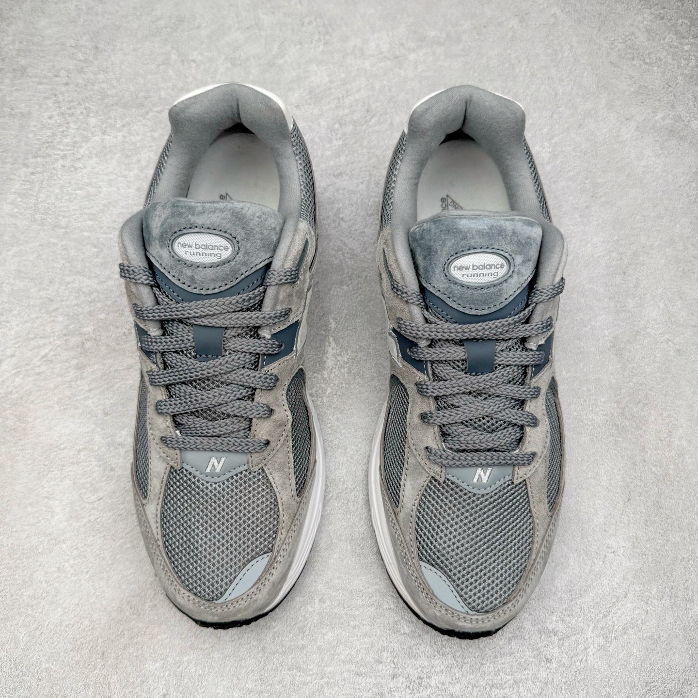 图片[2]-＃G版纯原 New Balance M2002RST 新百伦潮流复古织物皮革减震防滑耐磨轻便低帮跑步鞋 灰碳色 基于市场现有版本全新升级调整 NB市场最强产物 全套原楦原纸板原厂数据开发 全鞋电脑针车加持 原厂网布 原装进口头层翻毛皮料正确绒感卡色 正确中底拉帮中底网布细节 一比一手工擦旧效果 冲裁组合 匠心打造 耗时两个月开发完成 工艺极其复杂难度可想而知 新开独立私模大底 全网唯一正确做旧组合大底 高端零售专供产物 尺码：36 37 37.5 38 38.5 39.5 40 40.5 41.5 42 42.5 43 44 44.5 45 45.5 46.5 47-选品中心