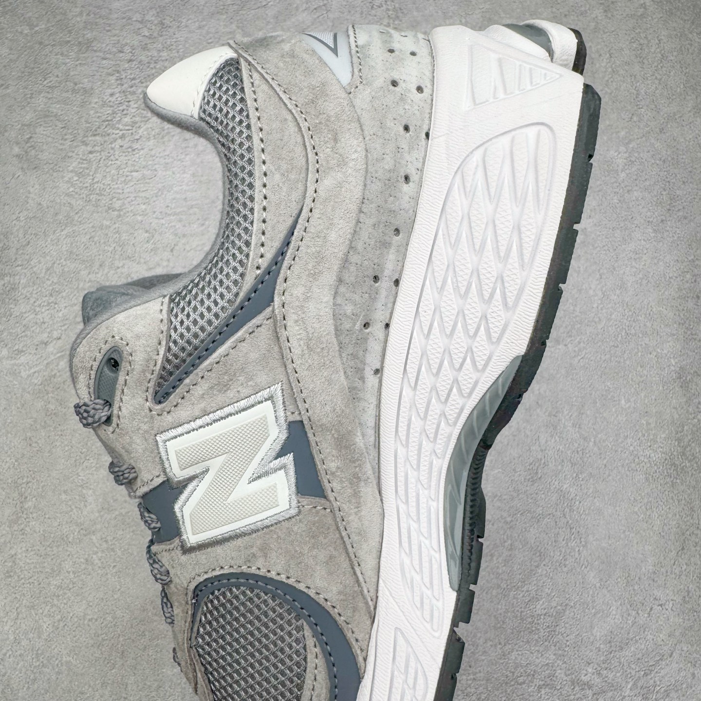 图片[7]-＃G版纯原 New Balance M2002RST 新百伦潮流复古织物皮革减震防滑耐磨轻便低帮跑步鞋 灰碳色 基于市场现有版本全新升级调整 NB市场最强产物 全套原楦原纸板原厂数据开发 全鞋电脑针车加持 原厂网布 原装进口头层翻毛皮料正确绒感卡色 正确中底拉帮中底网布细节 一比一手工擦旧效果 冲裁组合 匠心打造 耗时两个月开发完成 工艺极其复杂难度可想而知 新开独立私模大底 全网唯一正确做旧组合大底 高端零售专供产物 尺码：36 37 37.5 38 38.5 39.5 40 40.5 41.5 42 42.5 43 44 44.5 45 45.5 46.5 47-选品中心
