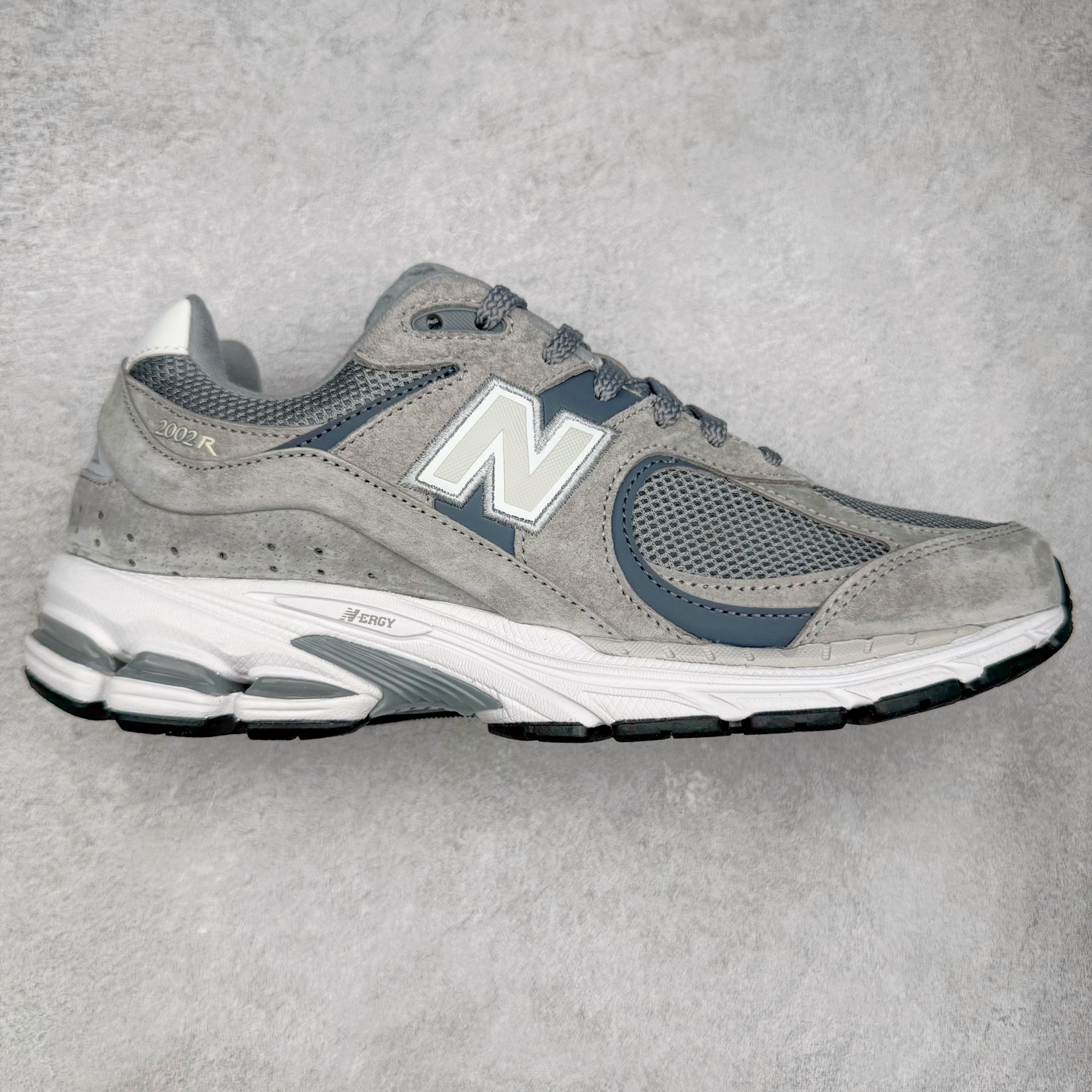 图片[8]-＃G版纯原 New Balance M2002R 新百伦潮流复古织物皮革减震防滑耐磨轻便低帮跑步鞋 灰碳色 基于市场现有版本全新升级调整 NB市场最强产物 全套原楦原纸板原厂数据开发 全鞋电脑针车加持 原厂网布 原装进口头层翻毛皮料正确绒感卡色 正确中底拉帮中底网布细节 一比一手工擦旧效果 冲裁组合 匠心打造 耗时两个月开发完成 工艺极其复杂难度可想而知 新开独立私模大底 全网唯一正确做旧组合大底 高端零售专供产物 尺码：36 37 37.5 38 38.5 39.5 40 40.5 41.5 42 42.5 43 44 44.5 45 45.5 46.5 47-选品中心