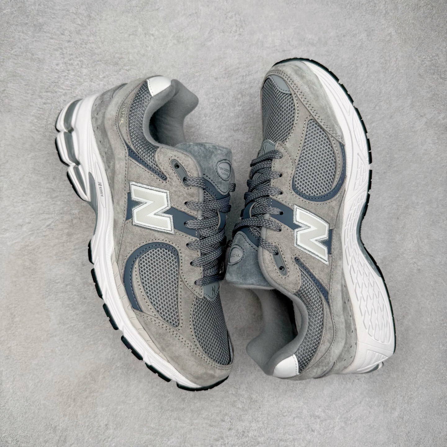 图片[3]-＃G版纯原 New Balance M2002RST 新百伦潮流复古织物皮革减震防滑耐磨轻便低帮跑步鞋 灰碳色 基于市场现有版本全新升级调整 NB市场最强产物 全套原楦原纸板原厂数据开发 全鞋电脑针车加持 原厂网布 原装进口头层翻毛皮料正确绒感卡色 正确中底拉帮中底网布细节 一比一手工擦旧效果 冲裁组合 匠心打造 耗时两个月开发完成 工艺极其复杂难度可想而知 新开独立私模大底 全网唯一正确做旧组合大底 高端零售专供产物 尺码：36 37 37.5 38 38.5 39.5 40 40.5 41.5 42 42.5 43 44 44.5 45 45.5 46.5 47-选品中心