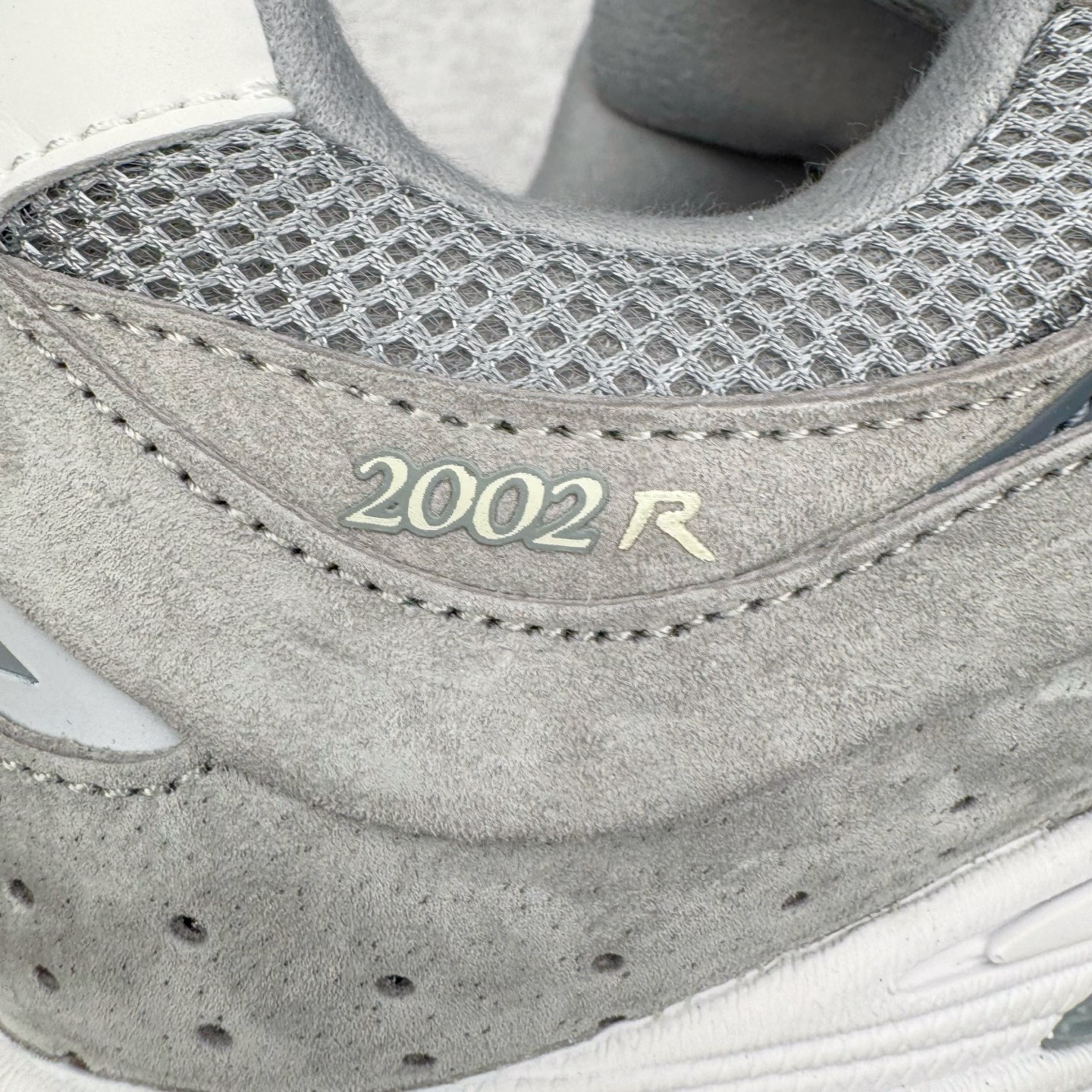 图片[17]-＃G版纯原 New Balance M2002RST 新百伦潮流复古织物皮革减震防滑耐磨轻便低帮跑步鞋 灰碳色 基于市场现有版本全新升级调整 NB市场最强产物 全套原楦原纸板原厂数据开发 全鞋电脑针车加持 原厂网布 原装进口头层翻毛皮料正确绒感卡色 正确中底拉帮中底网布细节 一比一手工擦旧效果 冲裁组合 匠心打造 耗时两个月开发完成 工艺极其复杂难度可想而知 新开独立私模大底 全网唯一正确做旧组合大底 高端零售专供产物 尺码：36 37 37.5 38 38.5 39.5 40 40.5 41.5 42 42.5 43 44 44.5 45 45.5 46.5 47-选品中心