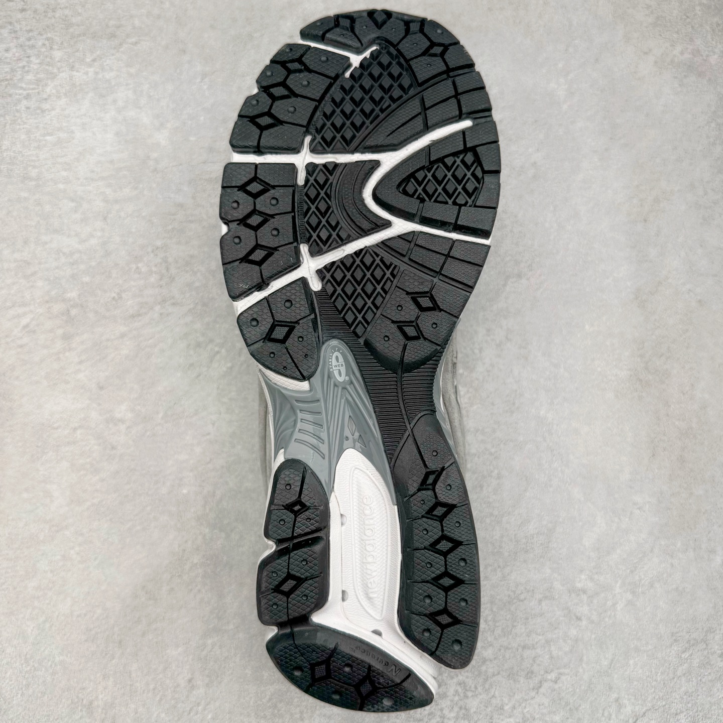 图片[9]-＃G版纯原 New Balance M2002RST 新百伦潮流复古织物皮革减震防滑耐磨轻便低帮跑步鞋 灰碳色 基于市场现有版本全新升级调整 NB市场最强产物 全套原楦原纸板原厂数据开发 全鞋电脑针车加持 原厂网布 原装进口头层翻毛皮料正确绒感卡色 正确中底拉帮中底网布细节 一比一手工擦旧效果 冲裁组合 匠心打造 耗时两个月开发完成 工艺极其复杂难度可想而知 新开独立私模大底 全网唯一正确做旧组合大底 高端零售专供产物 尺码：36 37 37.5 38 38.5 39.5 40 40.5 41.5 42 42.5 43 44 44.5 45 45.5 46.5 47-选品中心