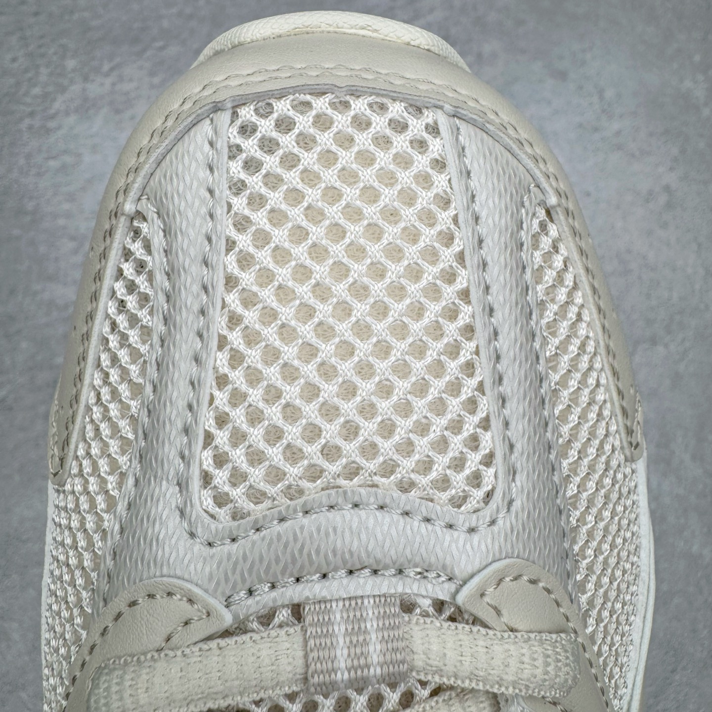 图片[14]-＃G版纯原 New Balance MR530AA1 NB新百伦复古透气跑步鞋 全套原楦原纸板原厂数据开发 同步原鞋一次Model大底 全鞋电脑针车加持 原厂网布TPU高频工艺 正确中底拉帮 高密度丽新布中底 抛弃过往以皮革为主的人气轮廓 以极具复古风范的跑鞋外观呈现 设计上全鞋以简约清爽的纯白色作基底 鞋身覆盖大面积织物网眼材质 并于鞋头、鞋带孔眼片等细节处点缀对比鲜明的反光银镀层凸显 鞋舌、侧身等位置则辅以一贯的「N」字标志和品牌徽标彰显身份 最后通过搭载的 ABZORB 缓震中底完善整体造型 尺码：36 37 37.5 38 38.5 39.5 40 40.5 41.5 42 42.5 43 44 44.5 45 45.5 46.5 47-选品中心