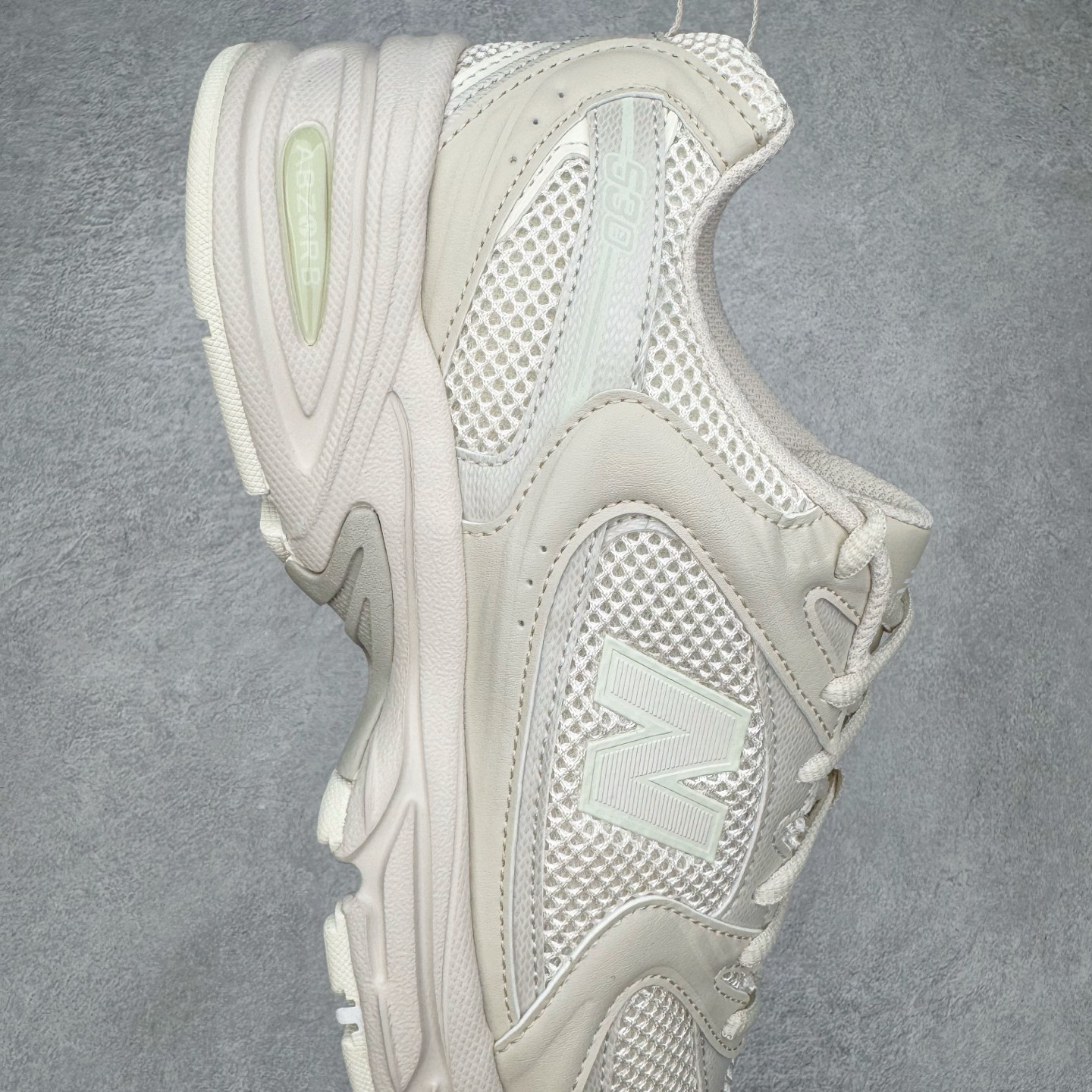 图片[6]-＃G版纯原 New Balance MR530AA1 NB新百伦复古透气跑步鞋 全套原楦原纸板原厂数据开发 同步原鞋一次Model大底 全鞋电脑针车加持 原厂网布TPU高频工艺 正确中底拉帮 高密度丽新布中底 抛弃过往以皮革为主的人气轮廓 以极具复古风范的跑鞋外观呈现 设计上全鞋以简约清爽的纯白色作基底 鞋身覆盖大面积织物网眼材质 并于鞋头、鞋带孔眼片等细节处点缀对比鲜明的反光银镀层凸显 鞋舌、侧身等位置则辅以一贯的「N」字标志和品牌徽标彰显身份 最后通过搭载的 ABZORB 缓震中底完善整体造型 尺码：36 37 37.5 38 38.5 39.5 40 40.5 41.5 42 42.5 43 44 44.5 45 45.5 46.5 47-选品中心