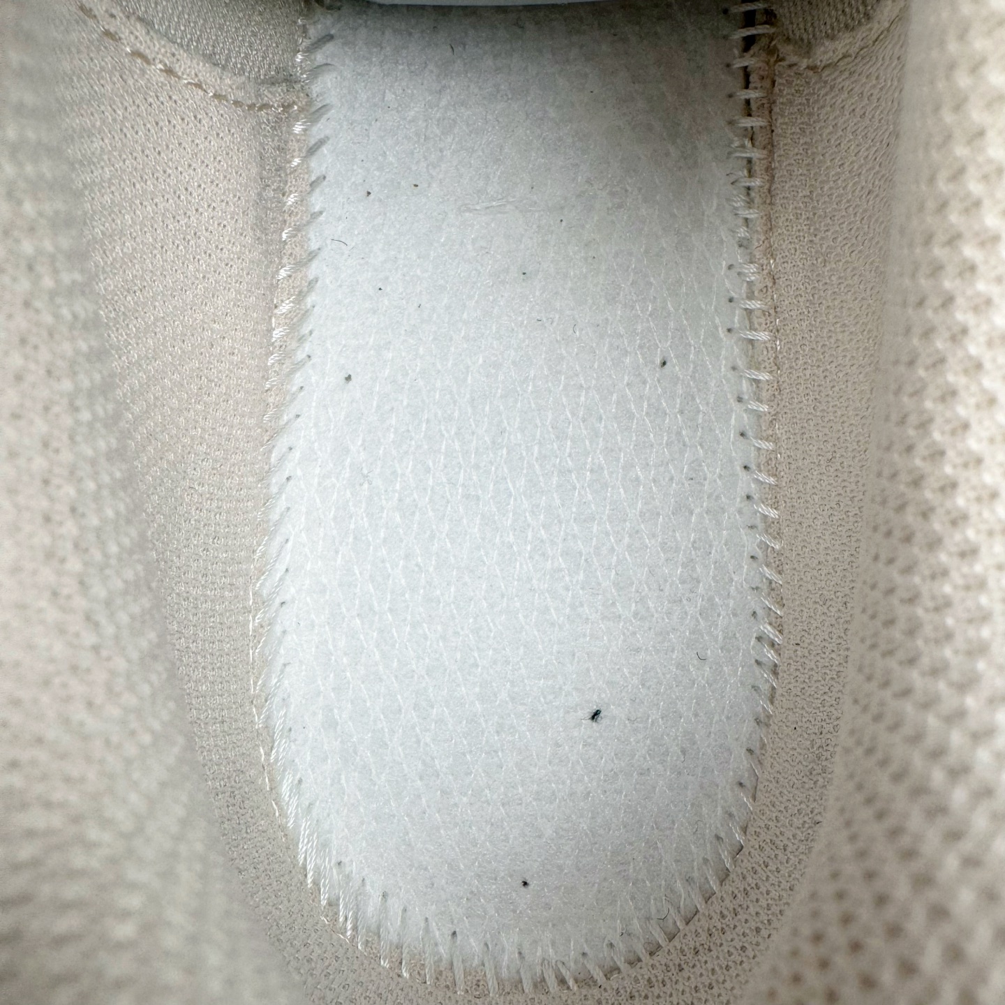 图片[10]-＃G版纯原 New Balance MR530AA1 NB新百伦复古透气跑步鞋 全套原楦原纸板原厂数据开发 同步原鞋一次Model大底 全鞋电脑针车加持 原厂网布TPU高频工艺 正确中底拉帮 高密度丽新布中底 抛弃过往以皮革为主的人气轮廓 以极具复古风范的跑鞋外观呈现 设计上全鞋以简约清爽的纯白色作基底 鞋身覆盖大面积织物网眼材质 并于鞋头、鞋带孔眼片等细节处点缀对比鲜明的反光银镀层凸显 鞋舌、侧身等位置则辅以一贯的「N」字标志和品牌徽标彰显身份 最后通过搭载的 ABZORB 缓震中底完善整体造型 尺码：36 37 37.5 38 38.5 39.5 40 40.5 41.5 42 42.5 43 44 44.5 45 45.5 46.5 47-选品中心