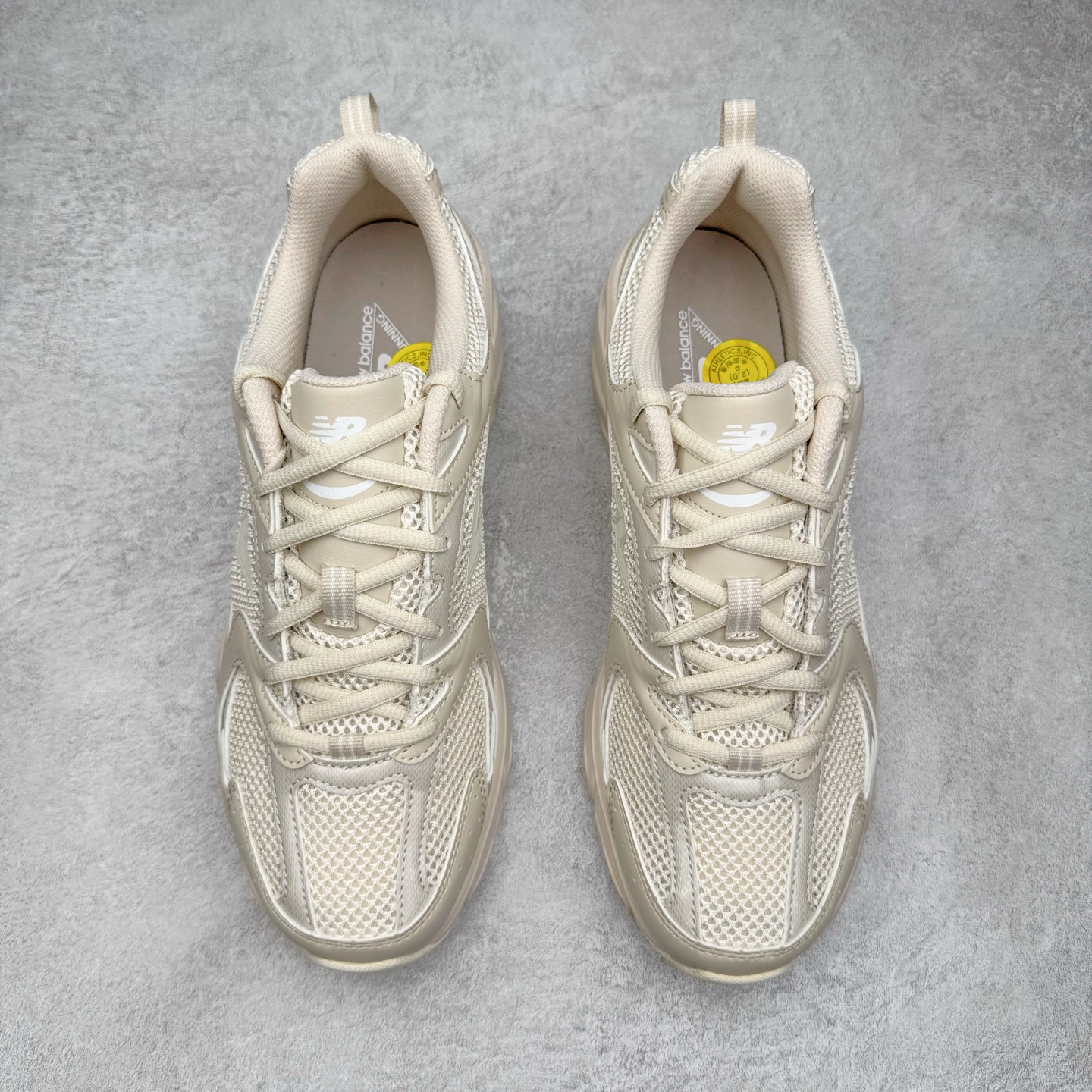 图片[2]-＃G版纯原 New Balance MR530AA1 NB新百伦复古透气跑步鞋 全套原楦原纸板原厂数据开发 同步原鞋一次Model大底 全鞋电脑针车加持 原厂网布TPU高频工艺 正确中底拉帮 高密度丽新布中底 抛弃过往以皮革为主的人气轮廓 以极具复古风范的跑鞋外观呈现 设计上全鞋以简约清爽的纯白色作基底 鞋身覆盖大面积织物网眼材质 并于鞋头、鞋带孔眼片等细节处点缀对比鲜明的反光银镀层凸显 鞋舌、侧身等位置则辅以一贯的「N」字标志和品牌徽标彰显身份 最后通过搭载的 ABZORB 缓震中底完善整体造型 尺码：36 37 37.5 38 38.5 39.5 40 40.5 41.5 42 42.5 43 44 44.5 45 45.5 46.5 47-选品中心