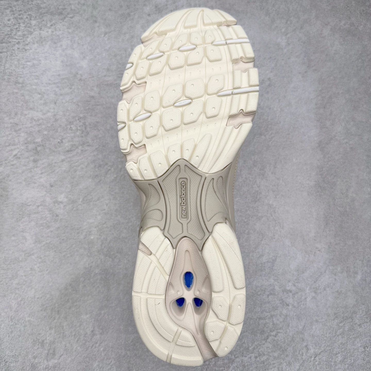 图片[9]-＃G版纯原 New Balance MR530AA1 NB新百伦复古透气跑步鞋 全套原楦原纸板原厂数据开发 同步原鞋一次Model大底 全鞋电脑针车加持 原厂网布TPU高频工艺 正确中底拉帮 高密度丽新布中底 抛弃过往以皮革为主的人气轮廓 以极具复古风范的跑鞋外观呈现 设计上全鞋以简约清爽的纯白色作基底 鞋身覆盖大面积织物网眼材质 并于鞋头、鞋带孔眼片等细节处点缀对比鲜明的反光银镀层凸显 鞋舌、侧身等位置则辅以一贯的「N」字标志和品牌徽标彰显身份 最后通过搭载的 ABZORB 缓震中底完善整体造型 尺码：36 37 37.5 38 38.5 39.5 40 40.5 41.5 42 42.5 43 44 44.5 45 45.5 46.5 47-选品中心