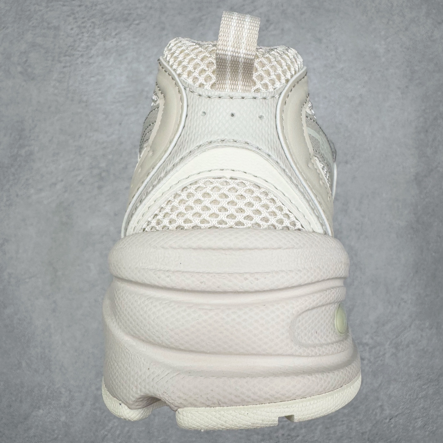 图片[8]-＃G版纯原 New Balance MR530AA1 NB新百伦复古透气跑步鞋 全套原楦原纸板原厂数据开发 同步原鞋一次Model大底 全鞋电脑针车加持 原厂网布TPU高频工艺 正确中底拉帮 高密度丽新布中底 抛弃过往以皮革为主的人气轮廓 以极具复古风范的跑鞋外观呈现 设计上全鞋以简约清爽的纯白色作基底 鞋身覆盖大面积织物网眼材质 并于鞋头、鞋带孔眼片等细节处点缀对比鲜明的反光银镀层凸显 鞋舌、侧身等位置则辅以一贯的「N」字标志和品牌徽标彰显身份 最后通过搭载的 ABZORB 缓震中底完善整体造型 尺码：36 37 37.5 38 38.5 39.5 40 40.5 41.5 42 42.5 43 44 44.5 45 45.5 46.5 47-选品中心