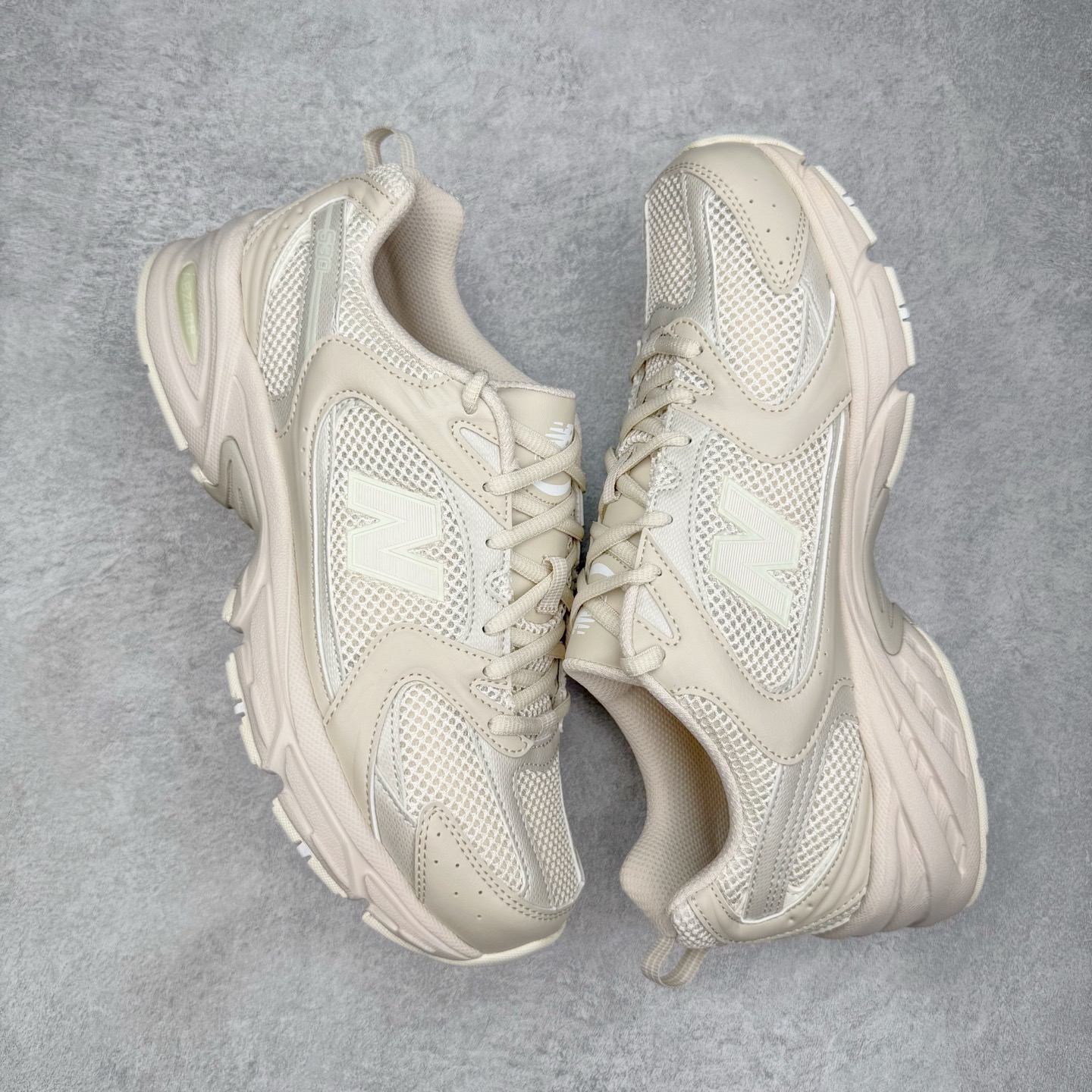 图片[3]-＃G版纯原 New Balance MR530AA1 NB新百伦复古透气跑步鞋 全套原楦原纸板原厂数据开发 同步原鞋一次Model大底 全鞋电脑针车加持 原厂网布TPU高频工艺 正确中底拉帮 高密度丽新布中底 抛弃过往以皮革为主的人气轮廓 以极具复古风范的跑鞋外观呈现 设计上全鞋以简约清爽的纯白色作基底 鞋身覆盖大面积织物网眼材质 并于鞋头、鞋带孔眼片等细节处点缀对比鲜明的反光银镀层凸显 鞋舌、侧身等位置则辅以一贯的「N」字标志和品牌徽标彰显身份 最后通过搭载的 ABZORB 缓震中底完善整体造型 尺码：36 37 37.5 38 38.5 39.5 40 40.5 41.5 42 42.5 43 44 44.5 45 45.5 46.5 47-选品中心