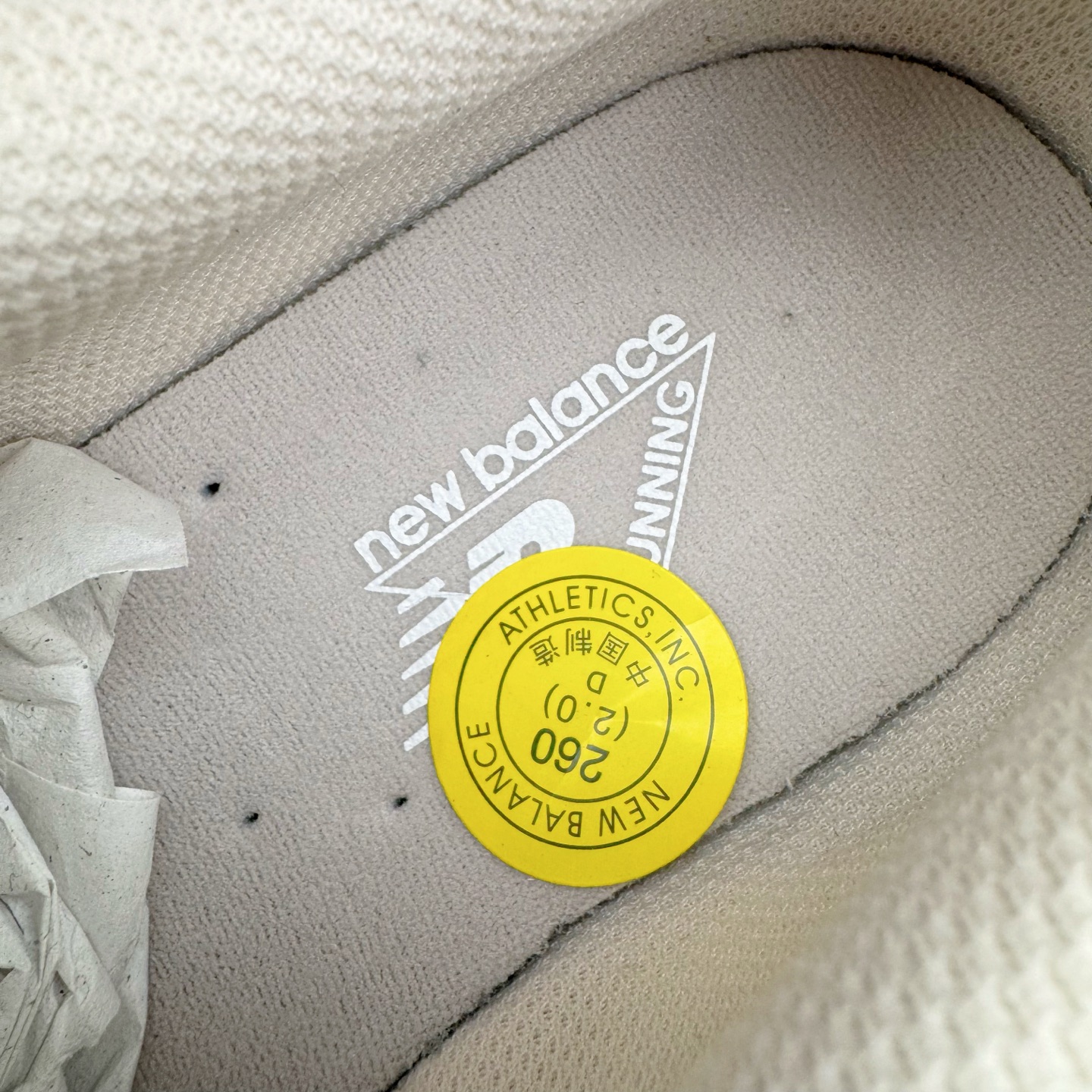 图片[12]-＃G版纯原 New Balance MR530AA1 NB新百伦复古透气跑步鞋 全套原楦原纸板原厂数据开发 同步原鞋一次Model大底 全鞋电脑针车加持 原厂网布TPU高频工艺 正确中底拉帮 高密度丽新布中底 抛弃过往以皮革为主的人气轮廓 以极具复古风范的跑鞋外观呈现 设计上全鞋以简约清爽的纯白色作基底 鞋身覆盖大面积织物网眼材质 并于鞋头、鞋带孔眼片等细节处点缀对比鲜明的反光银镀层凸显 鞋舌、侧身等位置则辅以一贯的「N」字标志和品牌徽标彰显身份 最后通过搭载的 ABZORB 缓震中底完善整体造型 尺码：36 37 37.5 38 38.5 39.5 40 40.5 41.5 42 42.5 43 44 44.5 45 45.5 46.5 47-选品中心