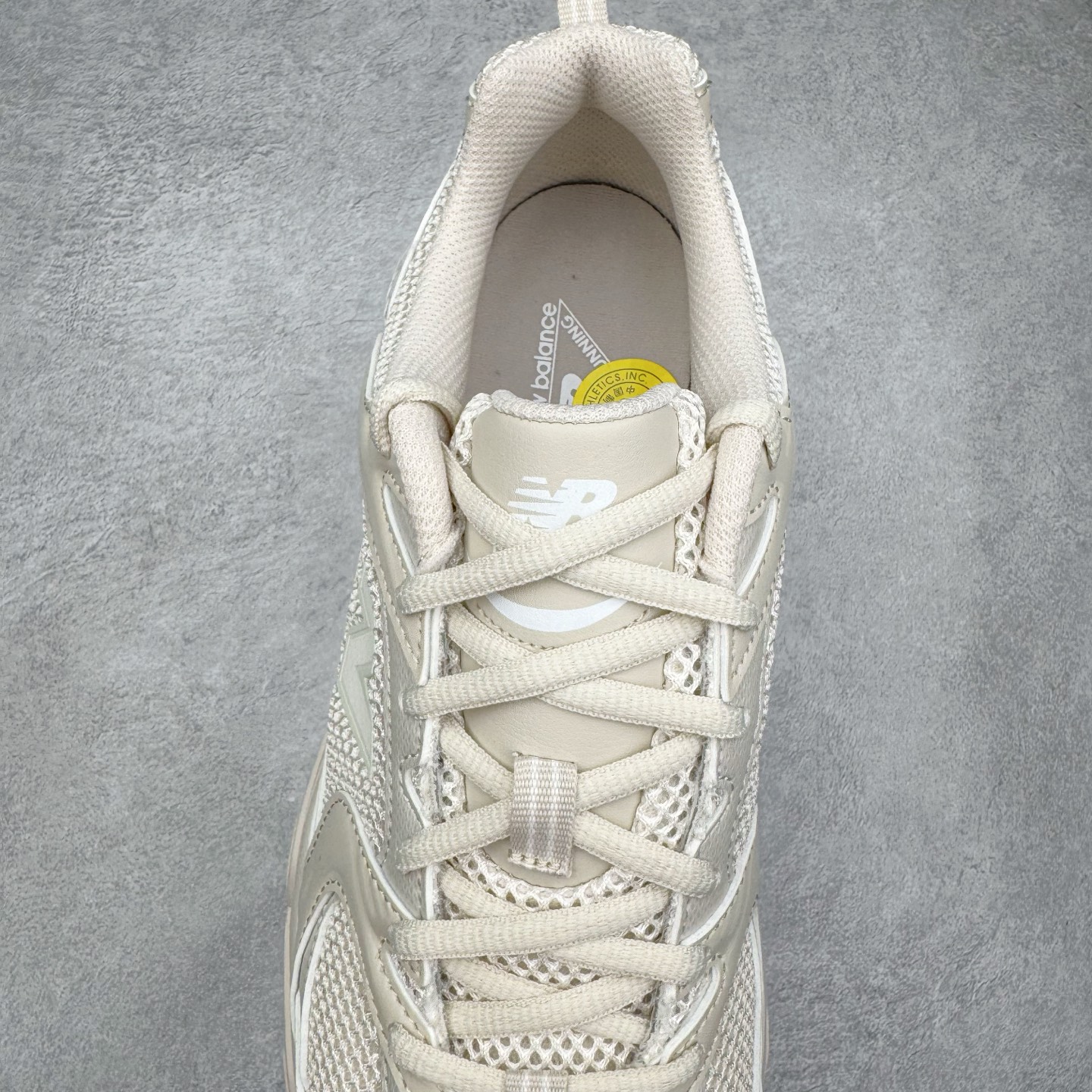 图片[5]-＃G版纯原 New Balance MR530AA1 NB新百伦复古透气跑步鞋 全套原楦原纸板原厂数据开发 同步原鞋一次Model大底 全鞋电脑针车加持 原厂网布TPU高频工艺 正确中底拉帮 高密度丽新布中底 抛弃过往以皮革为主的人气轮廓 以极具复古风范的跑鞋外观呈现 设计上全鞋以简约清爽的纯白色作基底 鞋身覆盖大面积织物网眼材质 并于鞋头、鞋带孔眼片等细节处点缀对比鲜明的反光银镀层凸显 鞋舌、侧身等位置则辅以一贯的「N」字标志和品牌徽标彰显身份 最后通过搭载的 ABZORB 缓震中底完善整体造型 尺码：36 37 37.5 38 38.5 39.5 40 40.5 41.5 42 42.5 43 44 44.5 45 45.5 46.5 47-选品中心