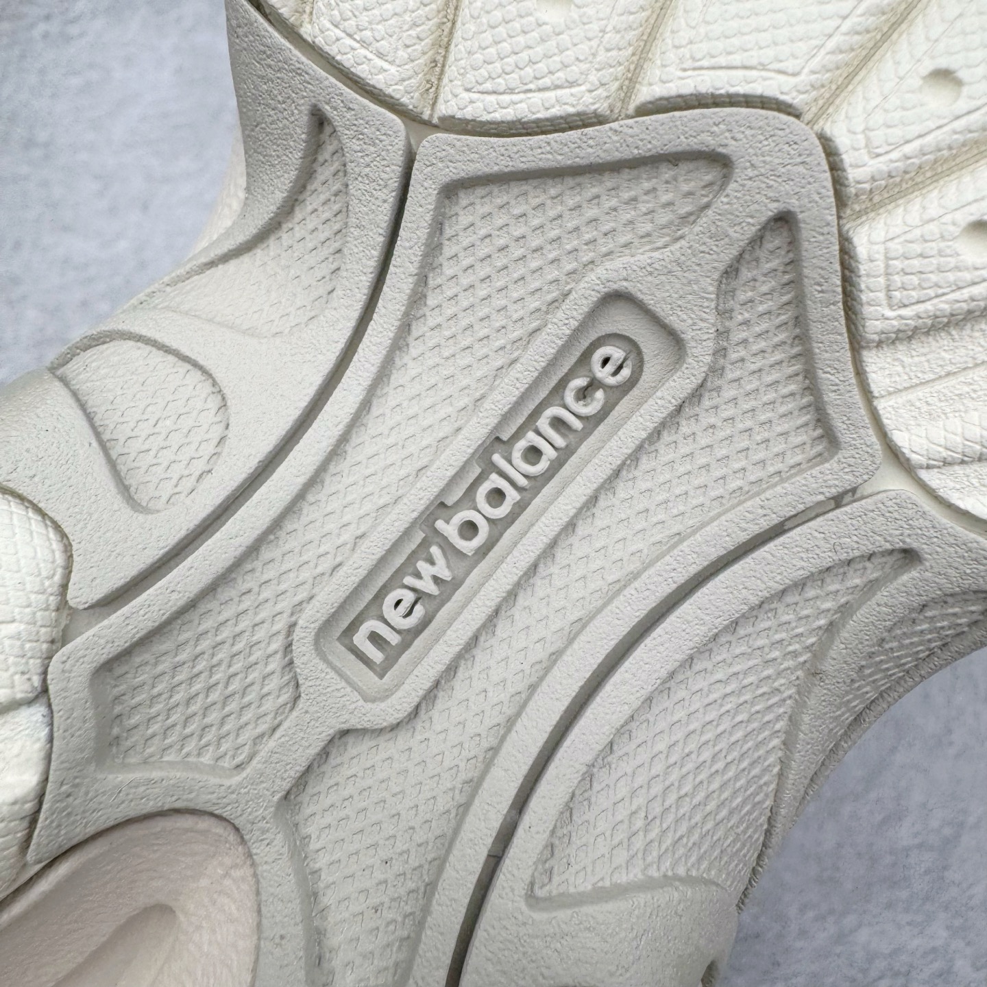 图片[19]-＃G版纯原 New Balance MR530AA1 NB新百伦复古透气跑步鞋 全套原楦原纸板原厂数据开发 同步原鞋一次Model大底 全鞋电脑针车加持 原厂网布TPU高频工艺 正确中底拉帮 高密度丽新布中底 抛弃过往以皮革为主的人气轮廓 以极具复古风范的跑鞋外观呈现 设计上全鞋以简约清爽的纯白色作基底 鞋身覆盖大面积织物网眼材质 并于鞋头、鞋带孔眼片等细节处点缀对比鲜明的反光银镀层凸显 鞋舌、侧身等位置则辅以一贯的「N」字标志和品牌徽标彰显身份 最后通过搭载的 ABZORB 缓震中底完善整体造型 尺码：36 37 37.5 38 38.5 39.5 40 40.5 41.5 42 42.5 43 44 44.5 45 45.5 46.5 47-选品中心