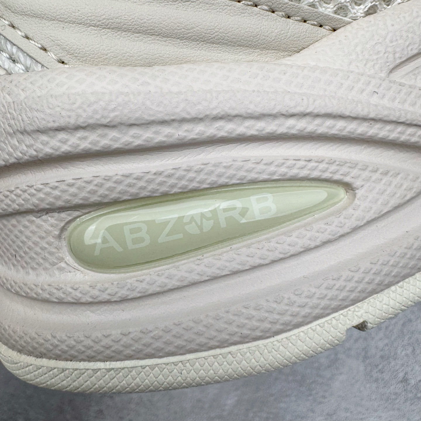 图片[18]-＃G版纯原 New Balance MR530AA1 NB新百伦复古透气跑步鞋 全套原楦原纸板原厂数据开发 同步原鞋一次Model大底 全鞋电脑针车加持 原厂网布TPU高频工艺 正确中底拉帮 高密度丽新布中底 抛弃过往以皮革为主的人气轮廓 以极具复古风范的跑鞋外观呈现 设计上全鞋以简约清爽的纯白色作基底 鞋身覆盖大面积织物网眼材质 并于鞋头、鞋带孔眼片等细节处点缀对比鲜明的反光银镀层凸显 鞋舌、侧身等位置则辅以一贯的「N」字标志和品牌徽标彰显身份 最后通过搭载的 ABZORB 缓震中底完善整体造型 尺码：36 37 37.5 38 38.5 39.5 40 40.5 41.5 42 42.5 43 44 44.5 45 45.5 46.5 47-选品中心