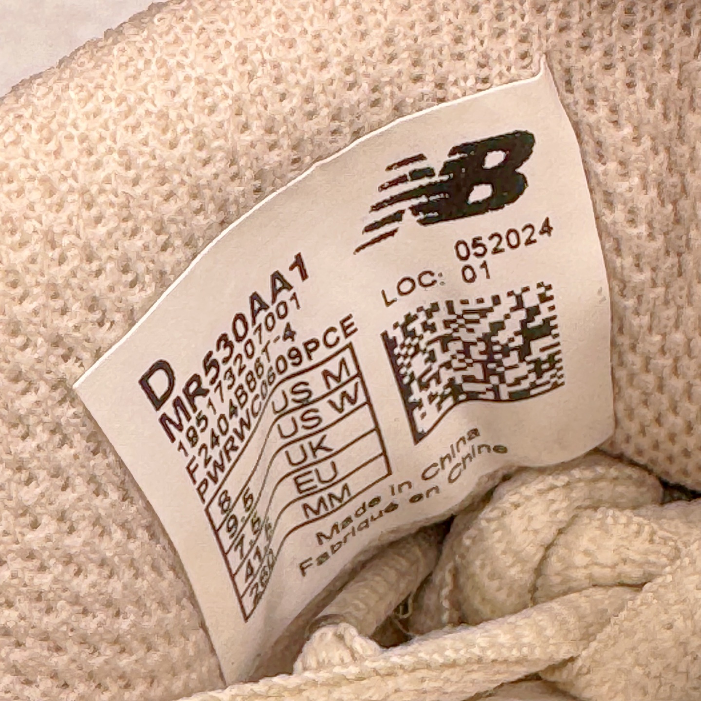 图片[11]-＃G版纯原 New Balance MR530AA1 NB新百伦复古透气跑步鞋 全套原楦原纸板原厂数据开发 同步原鞋一次Model大底 全鞋电脑针车加持 原厂网布TPU高频工艺 正确中底拉帮 高密度丽新布中底 抛弃过往以皮革为主的人气轮廓 以极具复古风范的跑鞋外观呈现 设计上全鞋以简约清爽的纯白色作基底 鞋身覆盖大面积织物网眼材质 并于鞋头、鞋带孔眼片等细节处点缀对比鲜明的反光银镀层凸显 鞋舌、侧身等位置则辅以一贯的「N」字标志和品牌徽标彰显身份 最后通过搭载的 ABZORB 缓震中底完善整体造型 尺码：36 37 37.5 38 38.5 39.5 40 40.5 41.5 42 42.5 43 44 44.5 45 45.5 46.5 47-选品中心