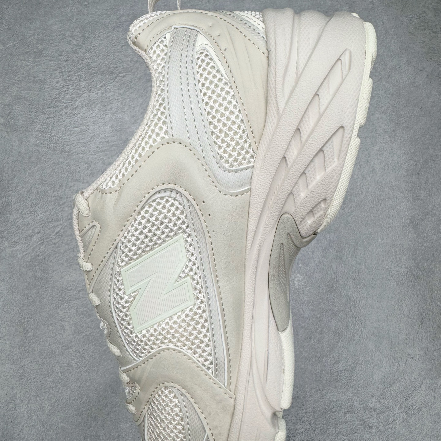 图片[7]-＃G版纯原 New Balance MR530AA1 NB新百伦复古透气跑步鞋 全套原楦原纸板原厂数据开发 同步原鞋一次Model大底 全鞋电脑针车加持 原厂网布TPU高频工艺 正确中底拉帮 高密度丽新布中底 抛弃过往以皮革为主的人气轮廓 以极具复古风范的跑鞋外观呈现 设计上全鞋以简约清爽的纯白色作基底 鞋身覆盖大面积织物网眼材质 并于鞋头、鞋带孔眼片等细节处点缀对比鲜明的反光银镀层凸显 鞋舌、侧身等位置则辅以一贯的「N」字标志和品牌徽标彰显身份 最后通过搭载的 ABZORB 缓震中底完善整体造型 尺码：36 37 37.5 38 38.5 39.5 40 40.5 41.5 42 42.5 43 44 44.5 45 45.5 46.5 47-选品中心
