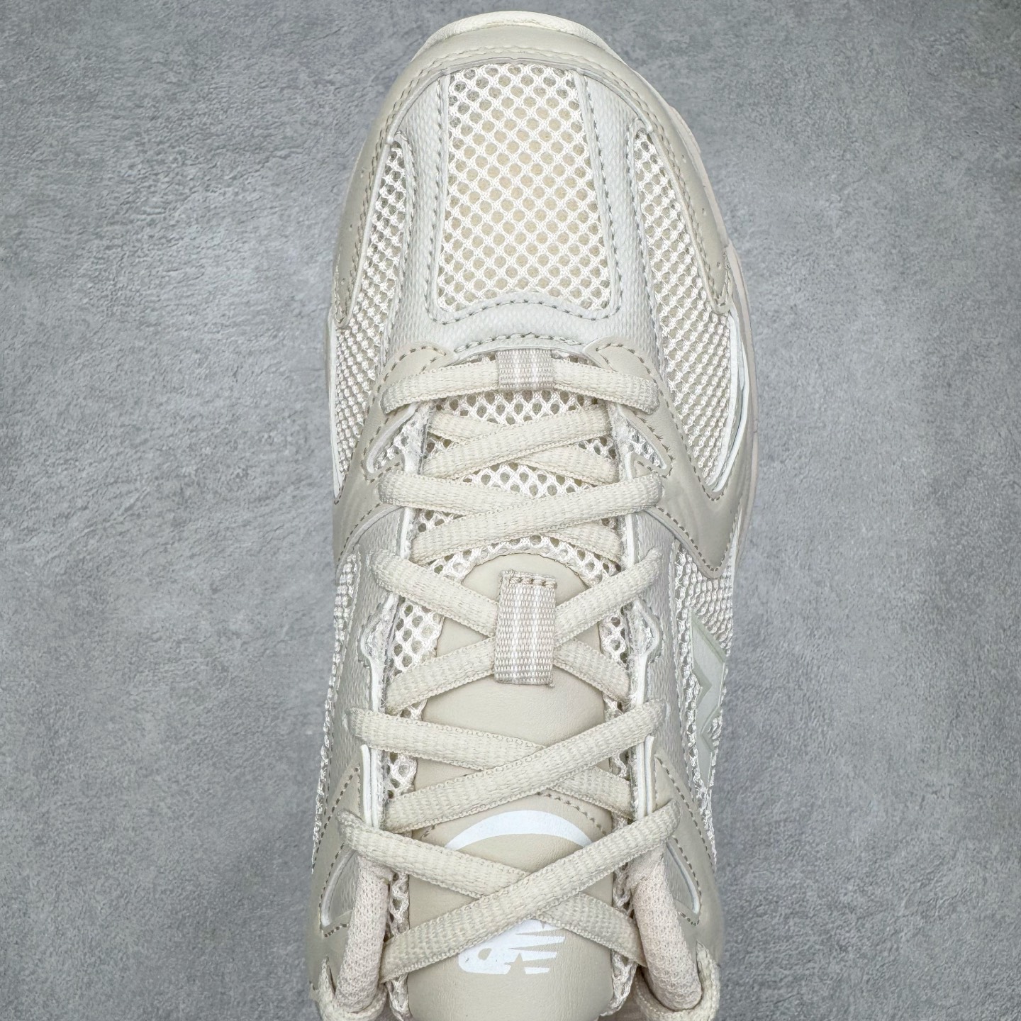 图片[4]-＃G版纯原 New Balance MR530AA1 NB新百伦复古透气跑步鞋 全套原楦原纸板原厂数据开发 同步原鞋一次Model大底 全鞋电脑针车加持 原厂网布TPU高频工艺 正确中底拉帮 高密度丽新布中底 抛弃过往以皮革为主的人气轮廓 以极具复古风范的跑鞋外观呈现 设计上全鞋以简约清爽的纯白色作基底 鞋身覆盖大面积织物网眼材质 并于鞋头、鞋带孔眼片等细节处点缀对比鲜明的反光银镀层凸显 鞋舌、侧身等位置则辅以一贯的「N」字标志和品牌徽标彰显身份 最后通过搭载的 ABZORB 缓震中底完善整体造型 尺码：36 37 37.5 38 38.5 39.5 40 40.5 41.5 42 42.5 43 44 44.5 45 45.5 46.5 47-选品中心