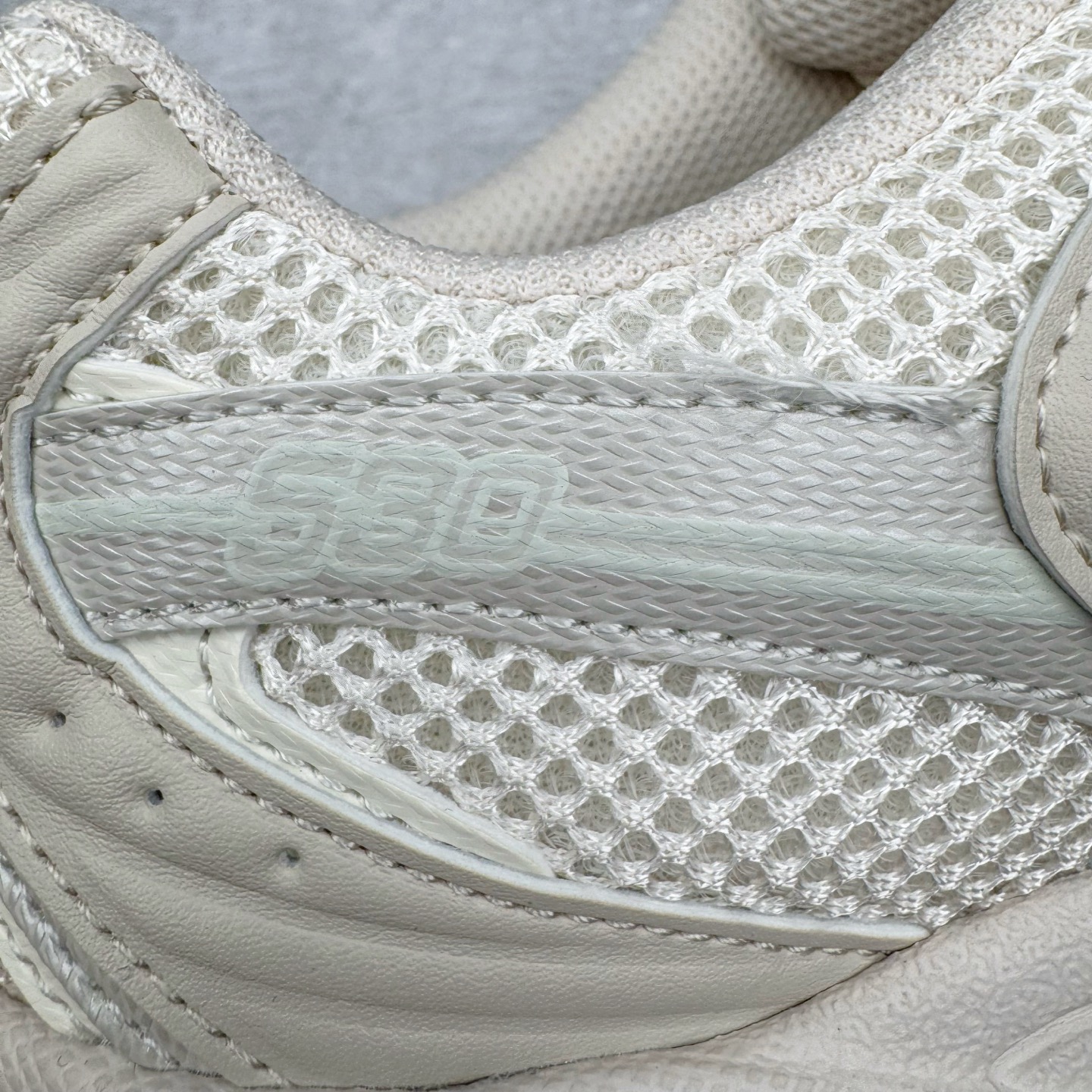 图片[17]-＃G版纯原 New Balance MR530AA1 NB新百伦复古透气跑步鞋 全套原楦原纸板原厂数据开发 同步原鞋一次Model大底 全鞋电脑针车加持 原厂网布TPU高频工艺 正确中底拉帮 高密度丽新布中底 抛弃过往以皮革为主的人气轮廓 以极具复古风范的跑鞋外观呈现 设计上全鞋以简约清爽的纯白色作基底 鞋身覆盖大面积织物网眼材质 并于鞋头、鞋带孔眼片等细节处点缀对比鲜明的反光银镀层凸显 鞋舌、侧身等位置则辅以一贯的「N」字标志和品牌徽标彰显身份 最后通过搭载的 ABZORB 缓震中底完善整体造型 尺码：36 37 37.5 38 38.5 39.5 40 40.5 41.5 42 42.5 43 44 44.5 45 45.5 46.5 47-选品中心